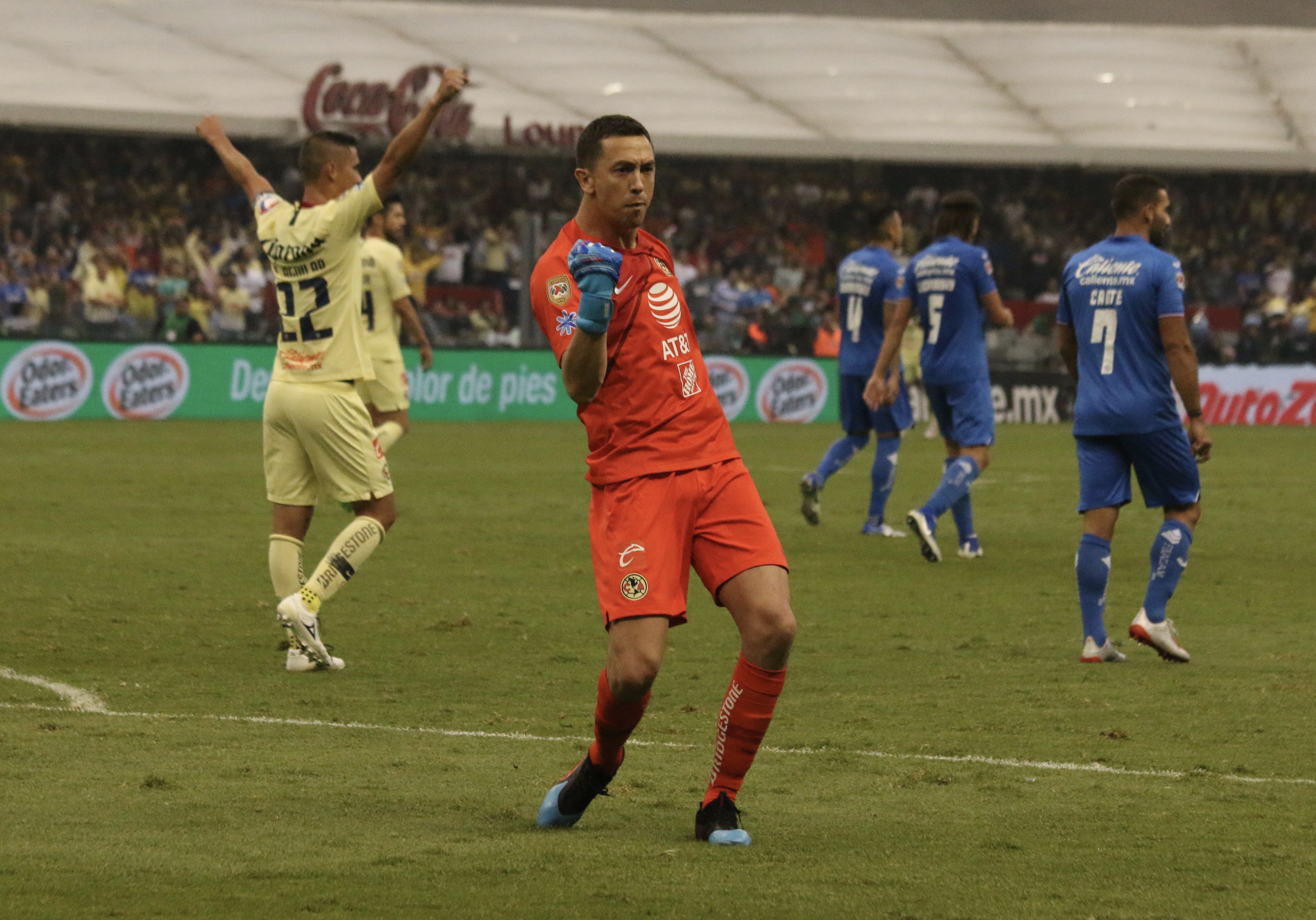 El argentino Agustín Marchesín celebra la victoria del América sobre Cruz Azul, la segunda en dos torneos consecutivos (Foto: Cuartoscuro)