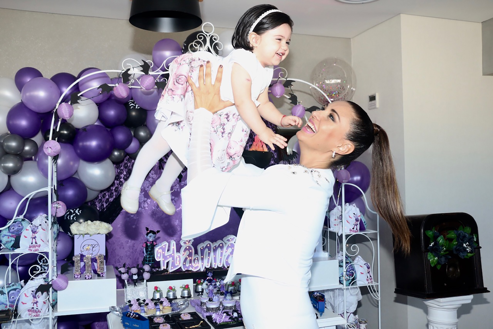 La pequeña Hannah se ríe mientras juega con su mamá