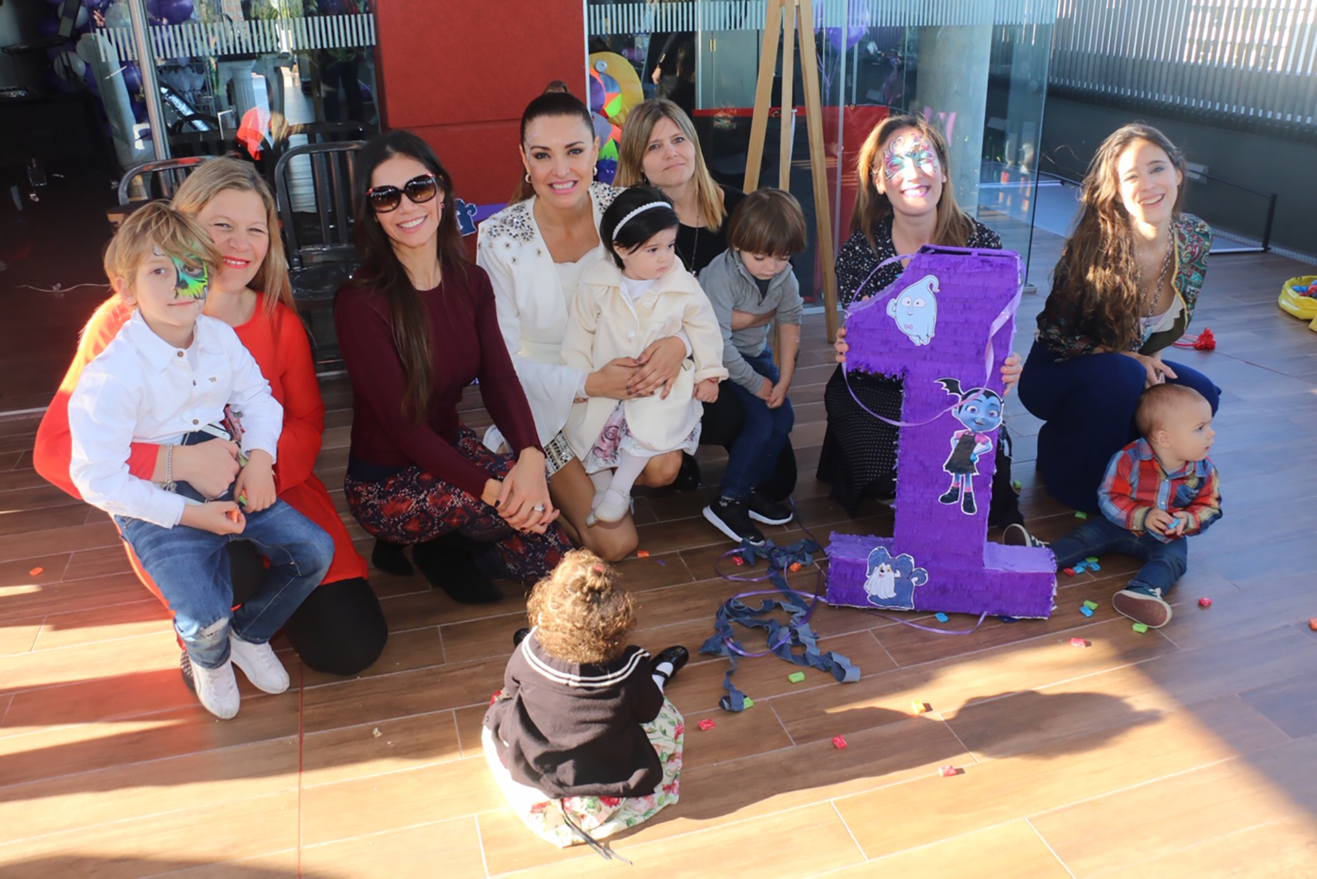 Andrea, feliz con sus amigas