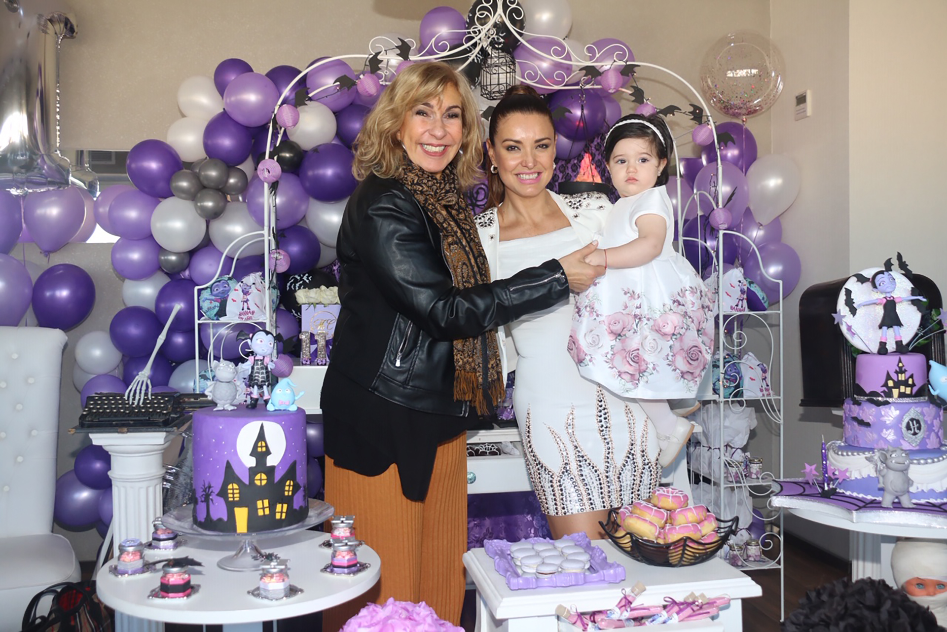 Georgina Barbarossa junto a la pequeña cumpleañera y su madre