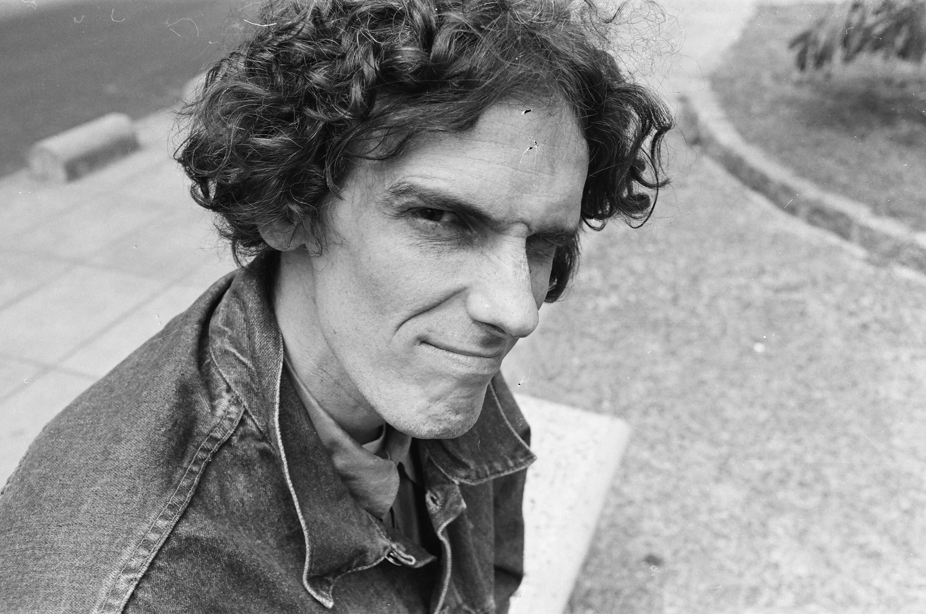 La foto inédita de Luis Alberto Spinetta con la que se anunció en mayo el lanzamiento del documental sobre su vida