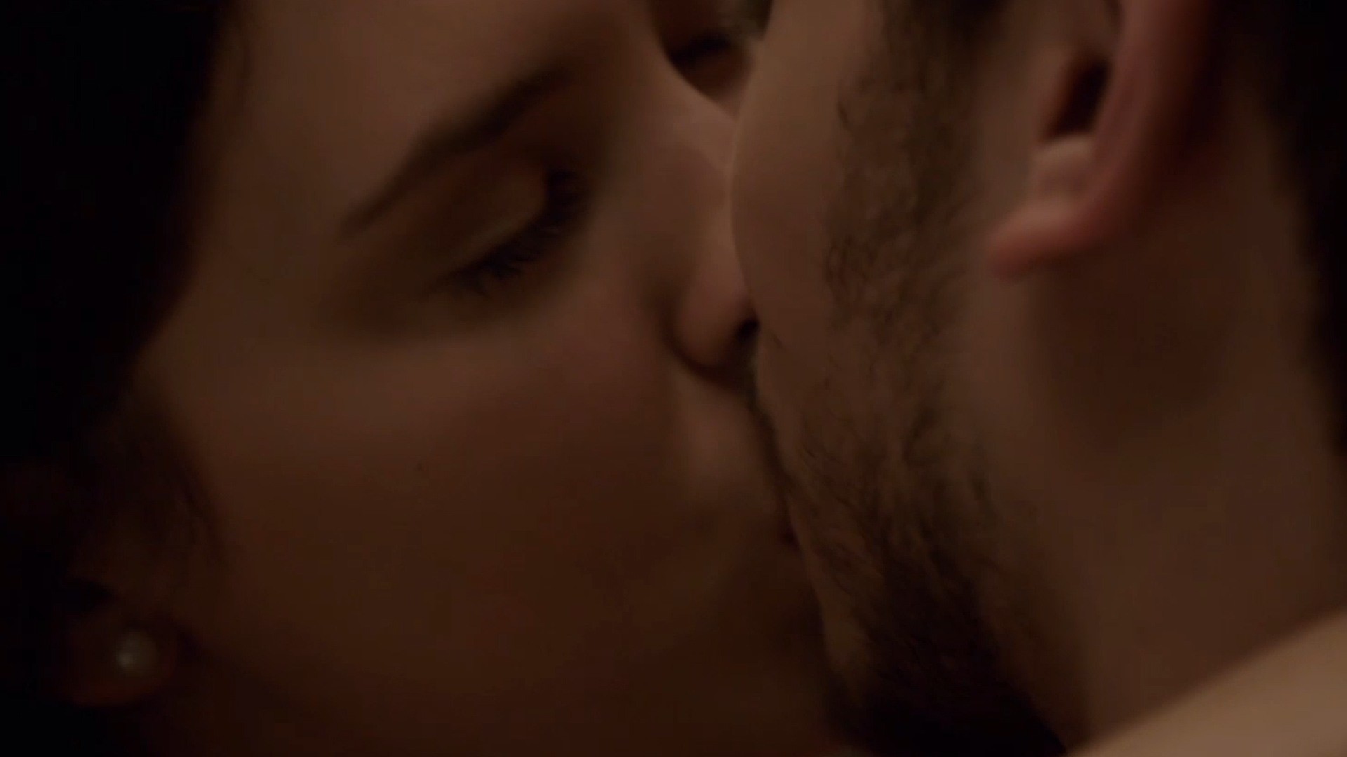 El amor entre Lucía y Bruno se vuelve incontenible