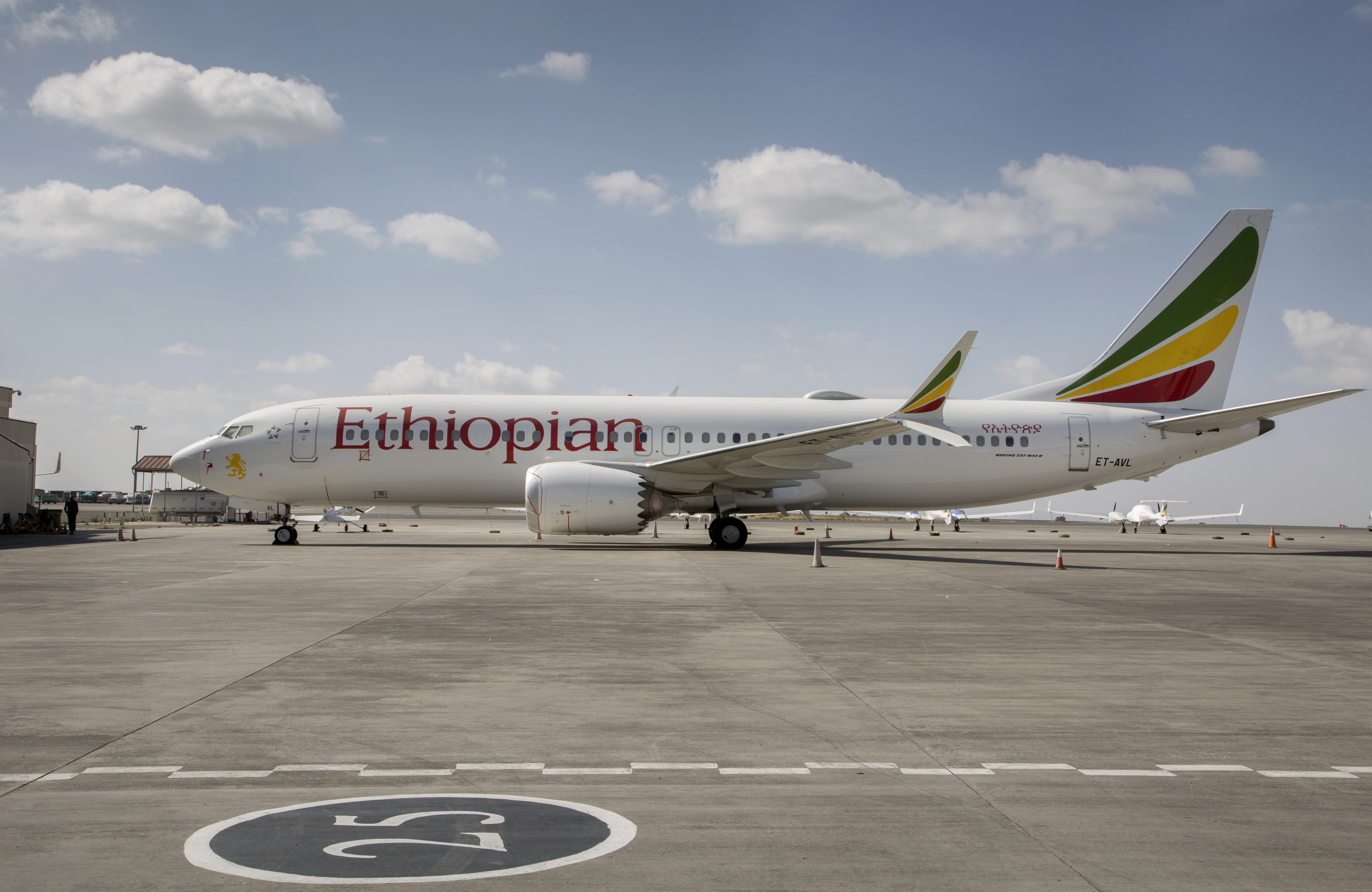 En esta fotografía de archivo del 23 de marzo de 2019, un Boeing 737 Max 8 de Ethiopian Airlines permanece en tierra en el aeropuerto internacional Bole en Adis Abeba, Etiopía. (AP Foto/Mulugeta Ayene, archivo)