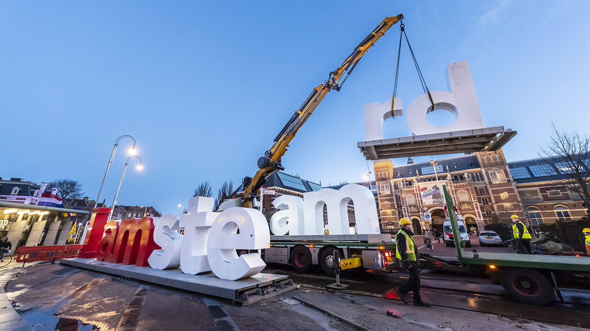 El cartel de “I Amsterdam” frente al Rijksmuseum en el que los turistas se sacaban fotos fue desarmado hace pocos días. (@SEETITYOOURSELF)