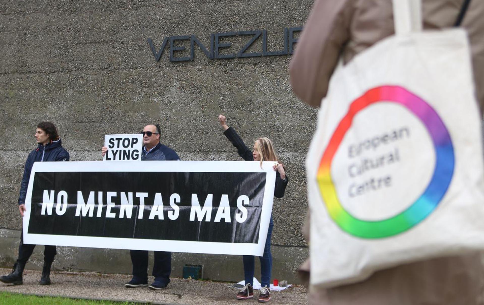Echegaray Guevara, uno de los artistas que protestó frente al stand