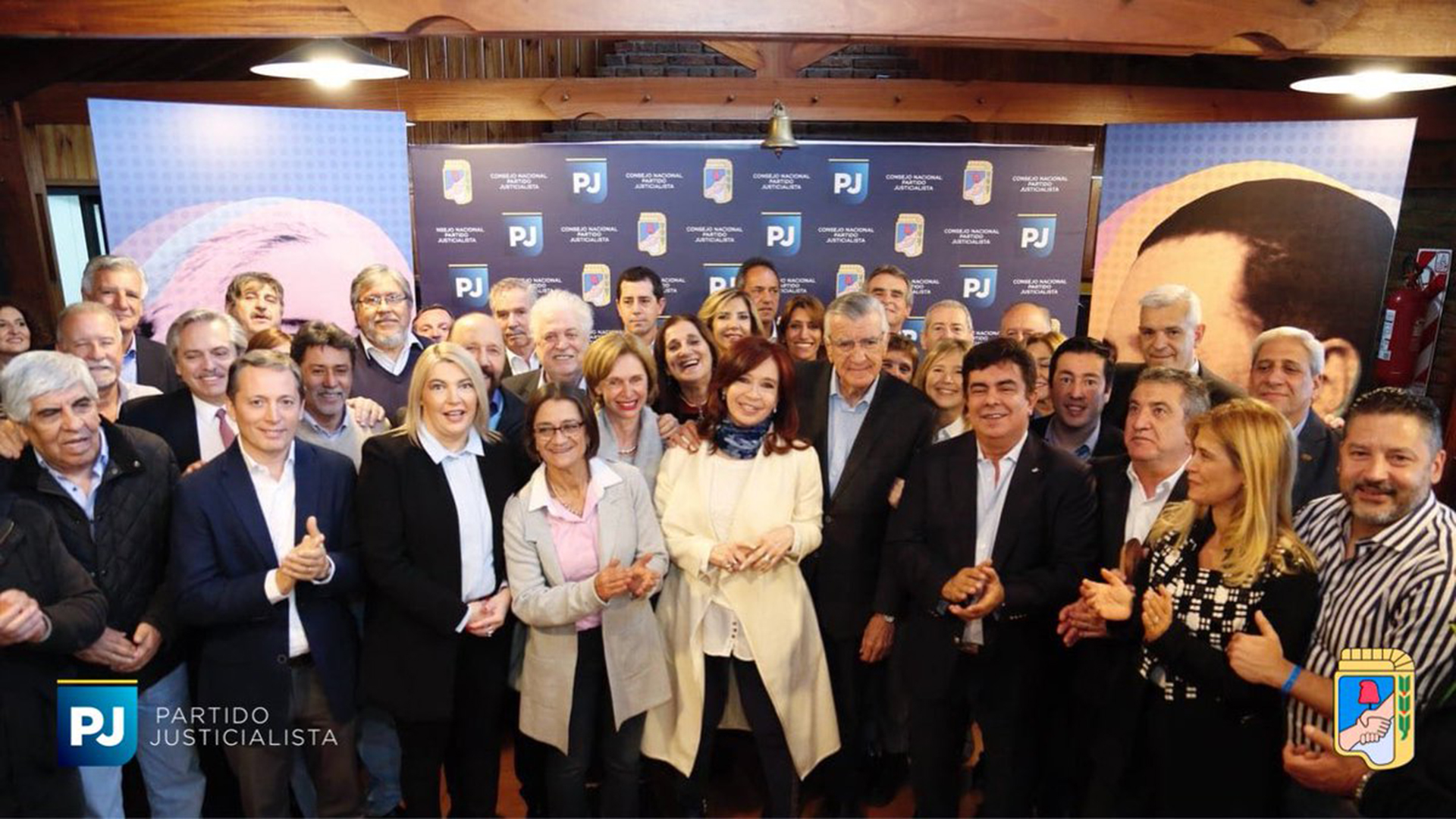 Parte de los intendentes estuvieron este martes junto a Cristina Kirchner en el PJ