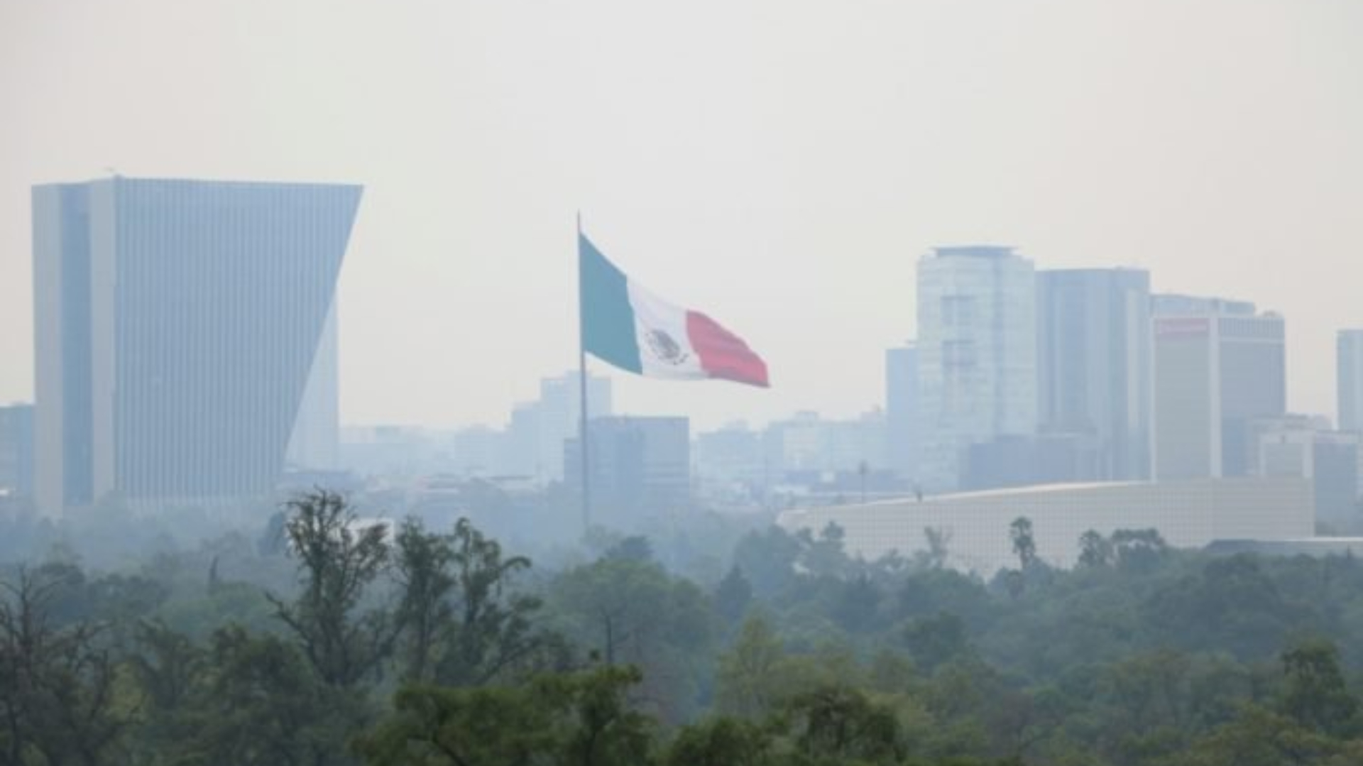 La mala calidad del aire sigue en la Ciudad de México, ya que en la estación de Santiago Acahualtepec, en la alcaldía Iztapalapa, se registraron 147 puntos de PM2.5. (Foto: Cuartoscuro)