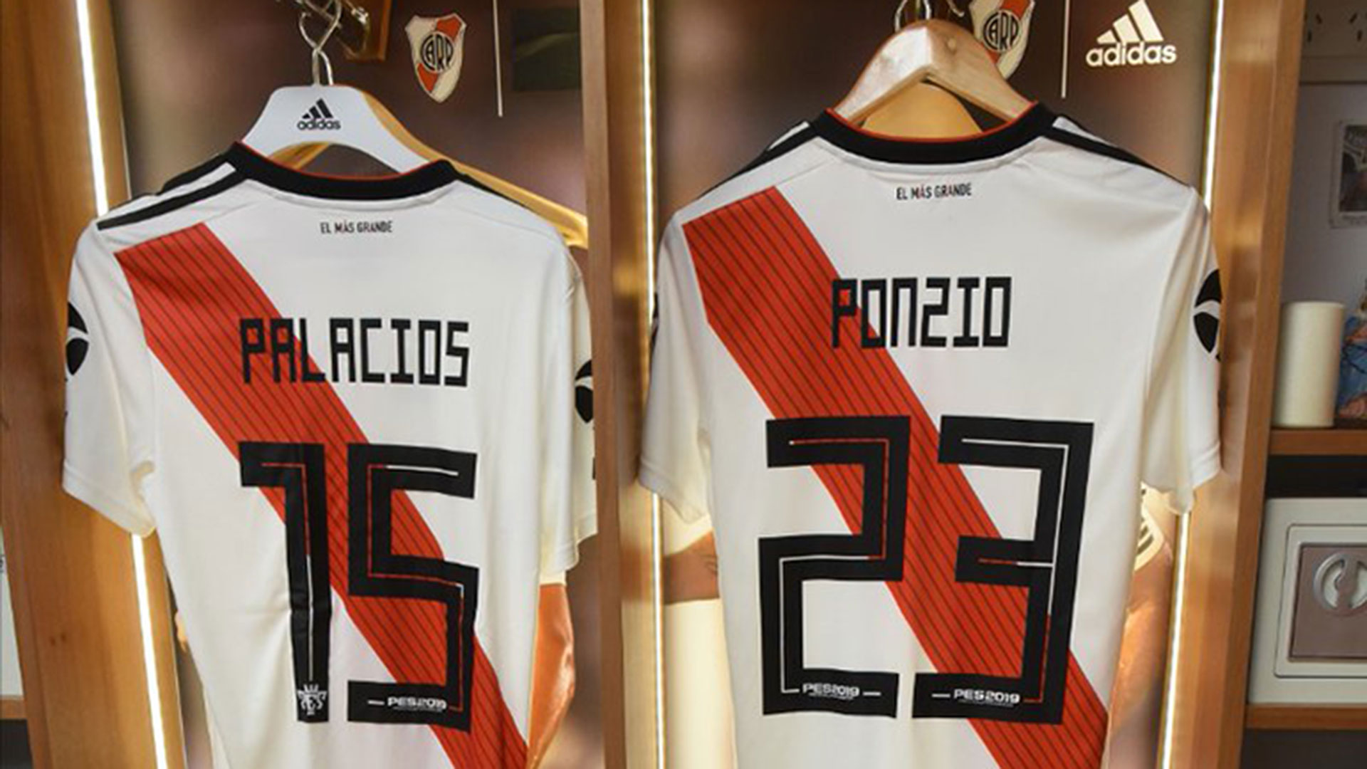 La foto que luego compartió River con Ponzio bien escrito (@CARPoficial)