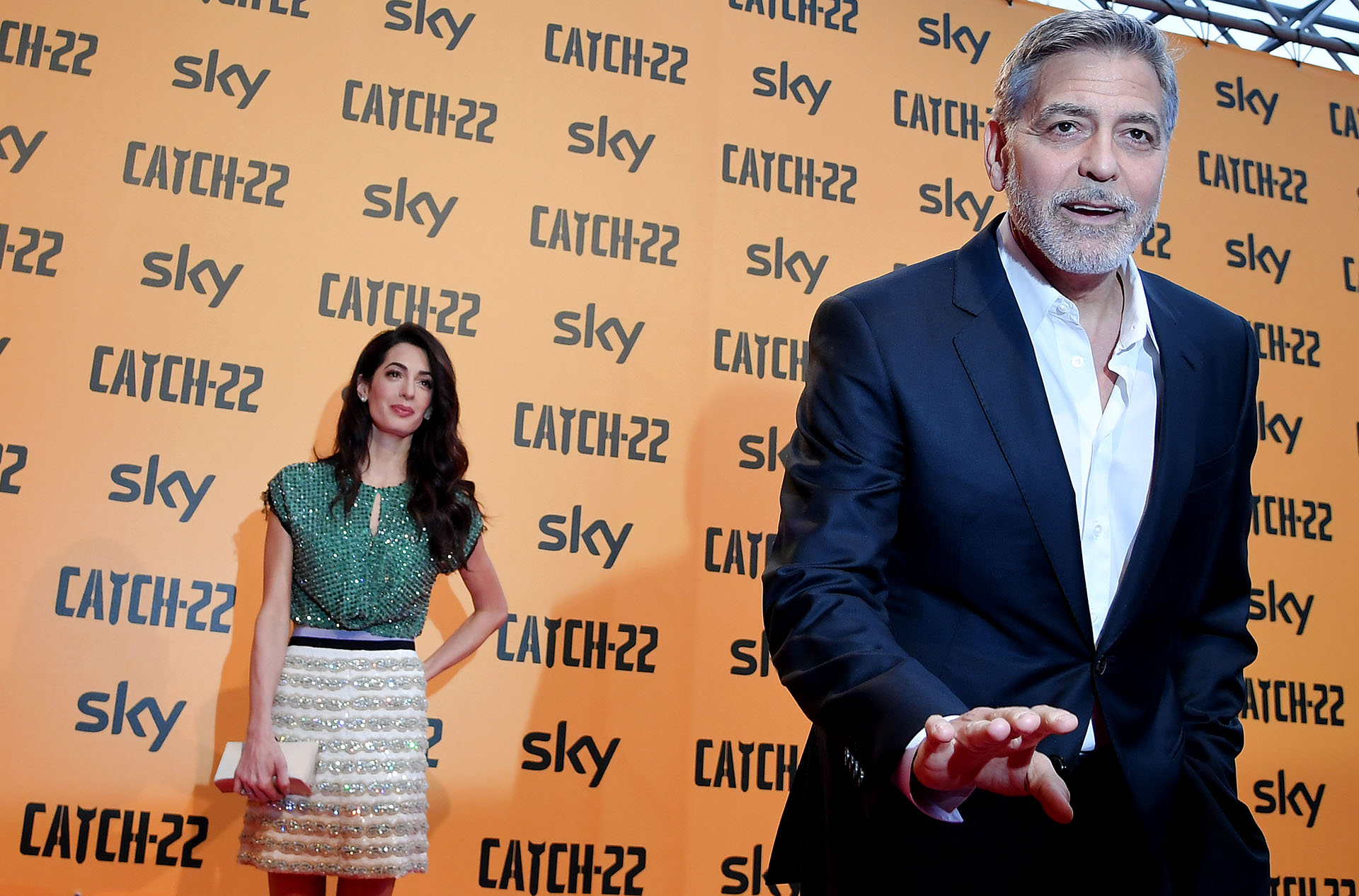George Clooney y su mujer Amal arriban al estreno de la serie “Catch -22”, protagonizada, dirigida y producida por el actor estadounidense