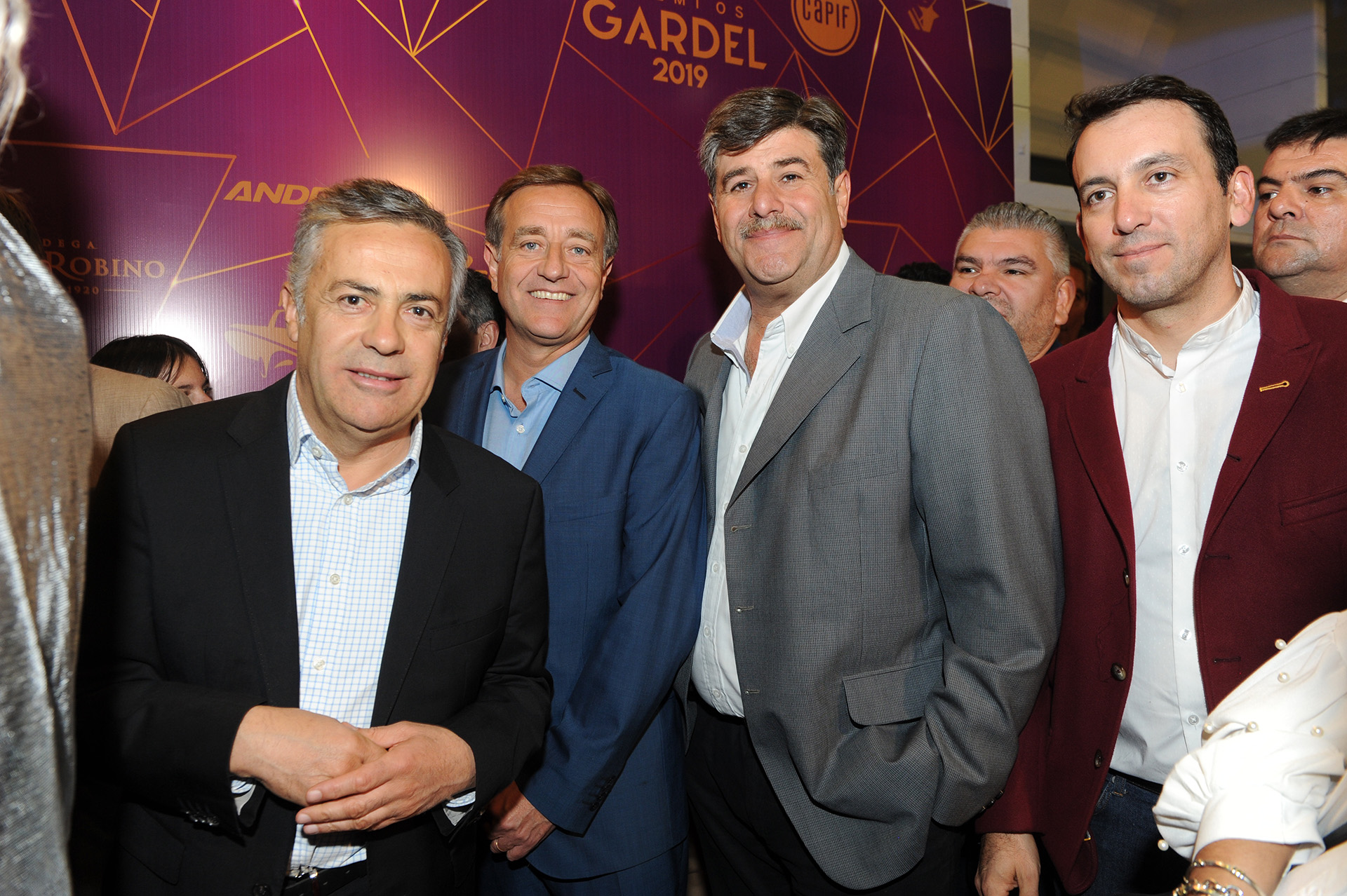 El gobernador de Mendoza, Alfredo Cornejo, al ingresar al Auditorio Ángel Bustelo, de Mendoza, para participar de la ceremonia de la entrega de los Premios Gardel, que distinguen a lo más destacado de la música argentina