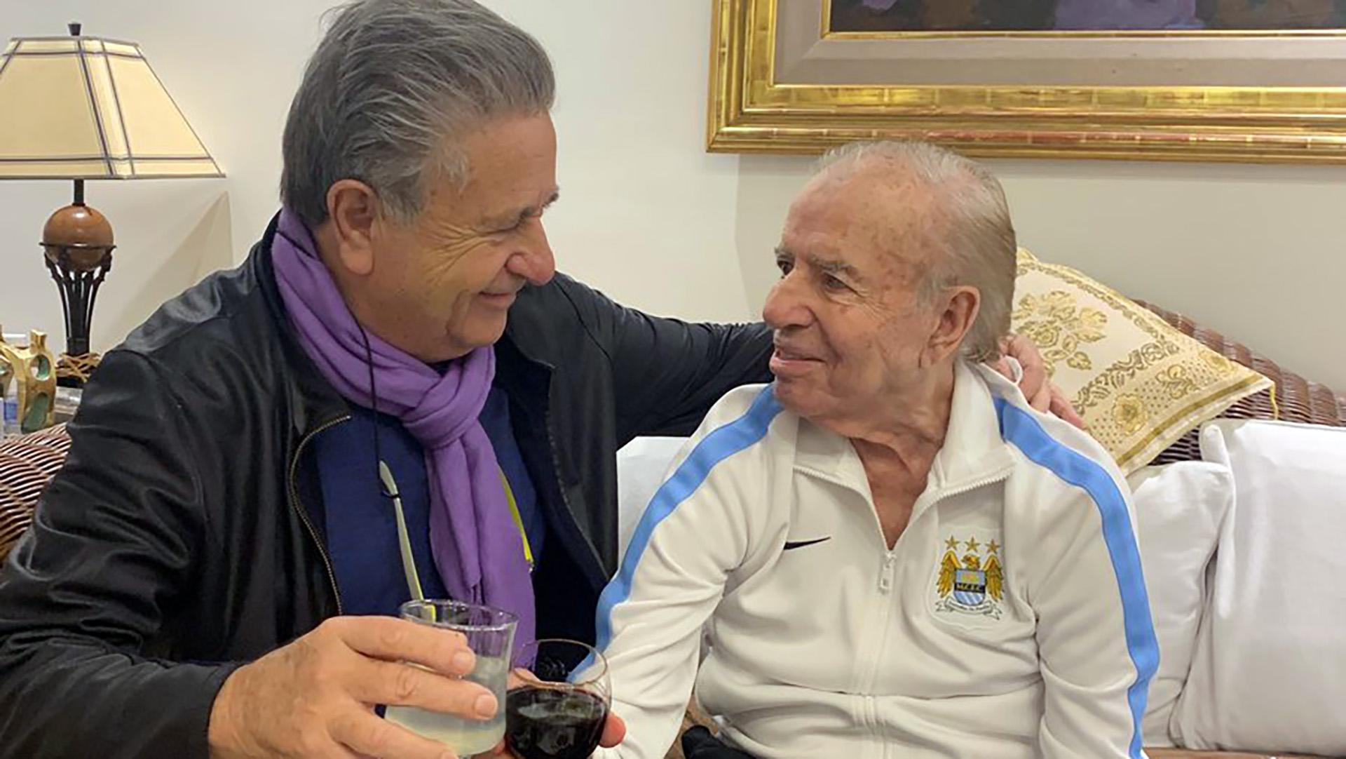 Eduardo Duhalde visitó a Carlos Menem en su casa del barrio porteño de Belgrano