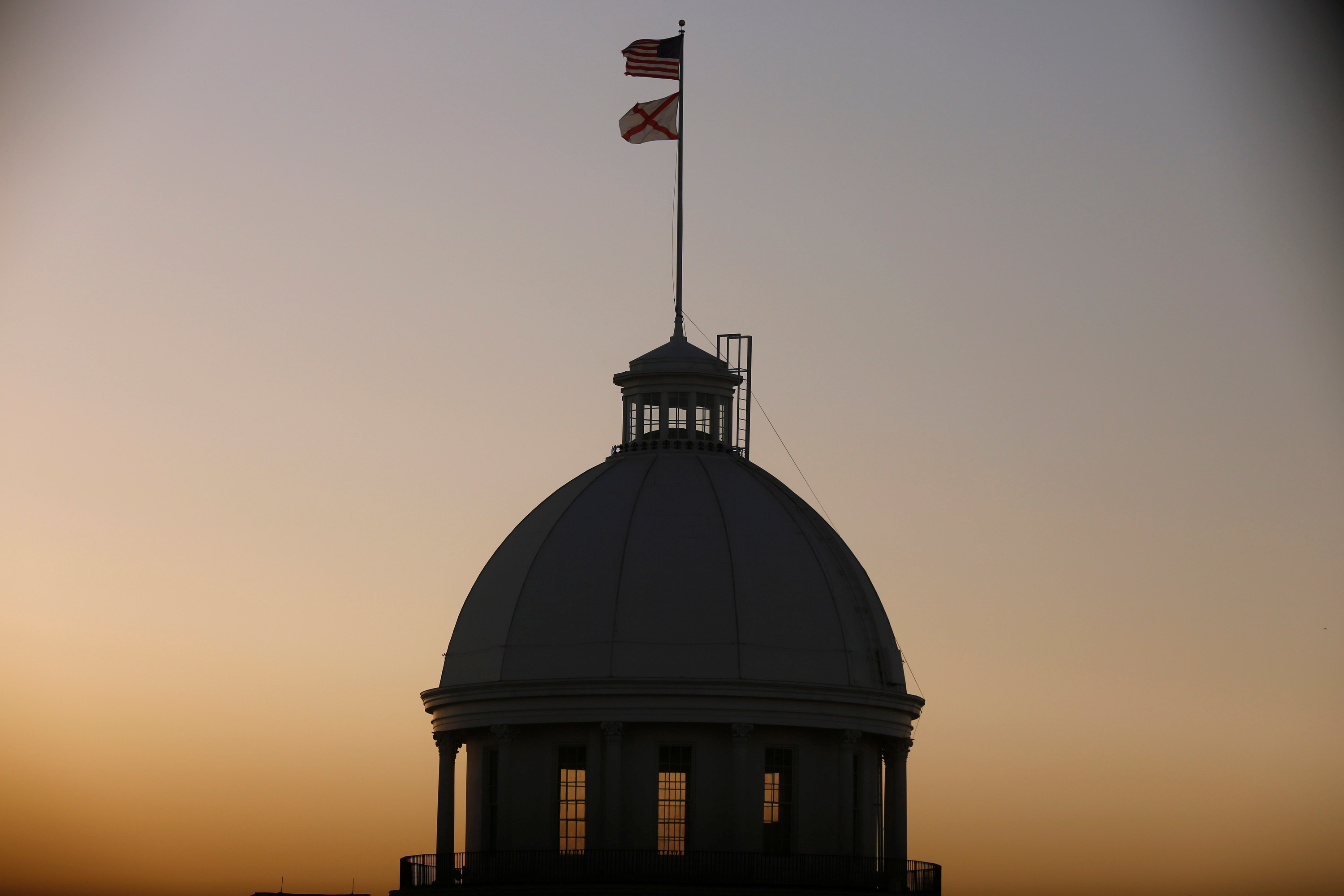Las banderas de Estados Unidos y de Alabama en la Casa del Gobernador del estado en Montgomery (REUTERS/Chris Aluka Berry)