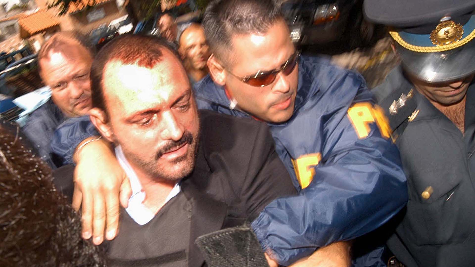 El empresario Horacio Conzi, detenido por efectivos de la Policía Federal, es trasladado tras presentarse ante el juez, a la delegación local de la PFA.