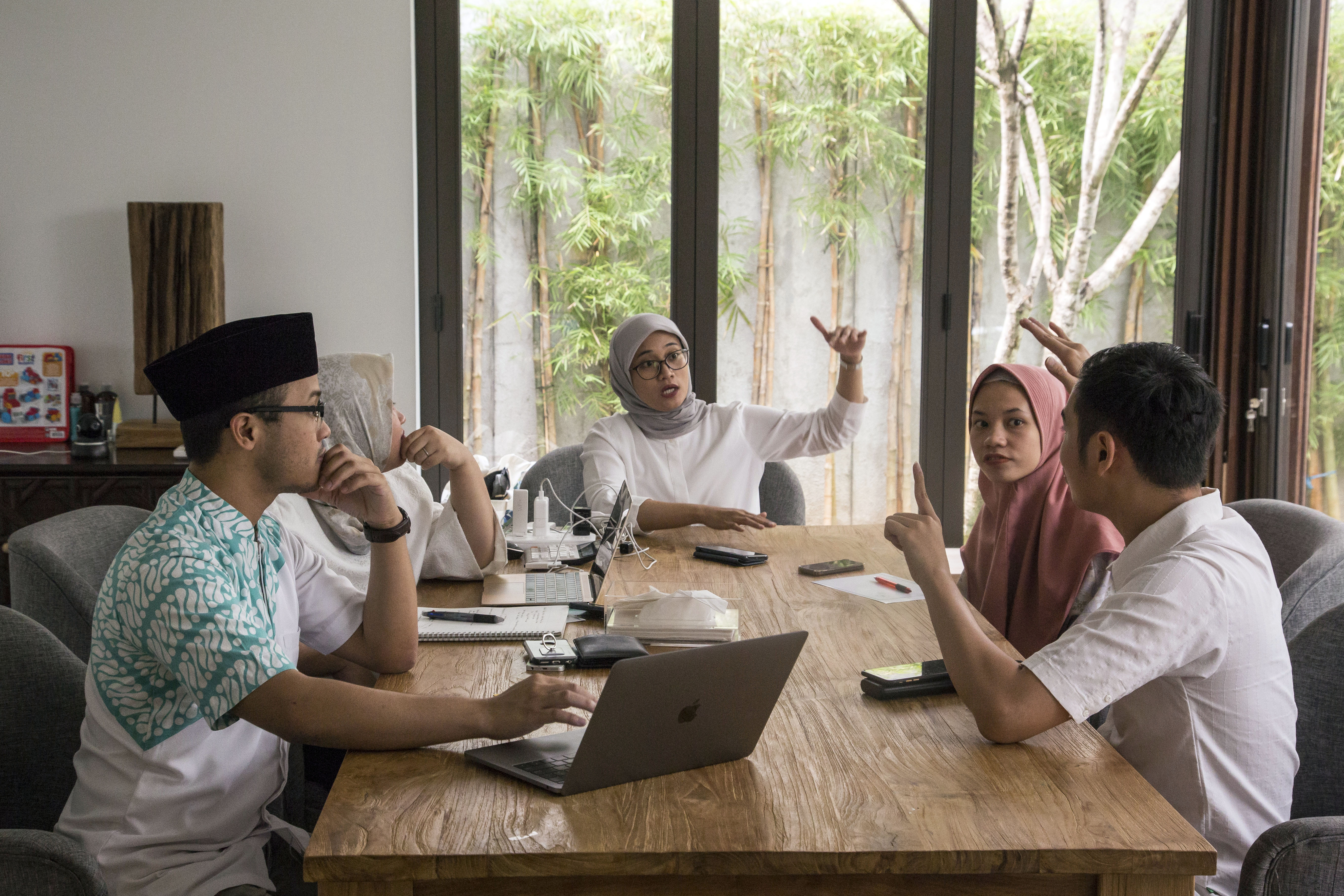 El Proyecto Corán de Indonesia comenzó con celebridades que leían versos del libro sagrado, pero ha evolucionado para incluir videos de traducciones a la lengua de señas. (Ed Wray/The New York Times)
