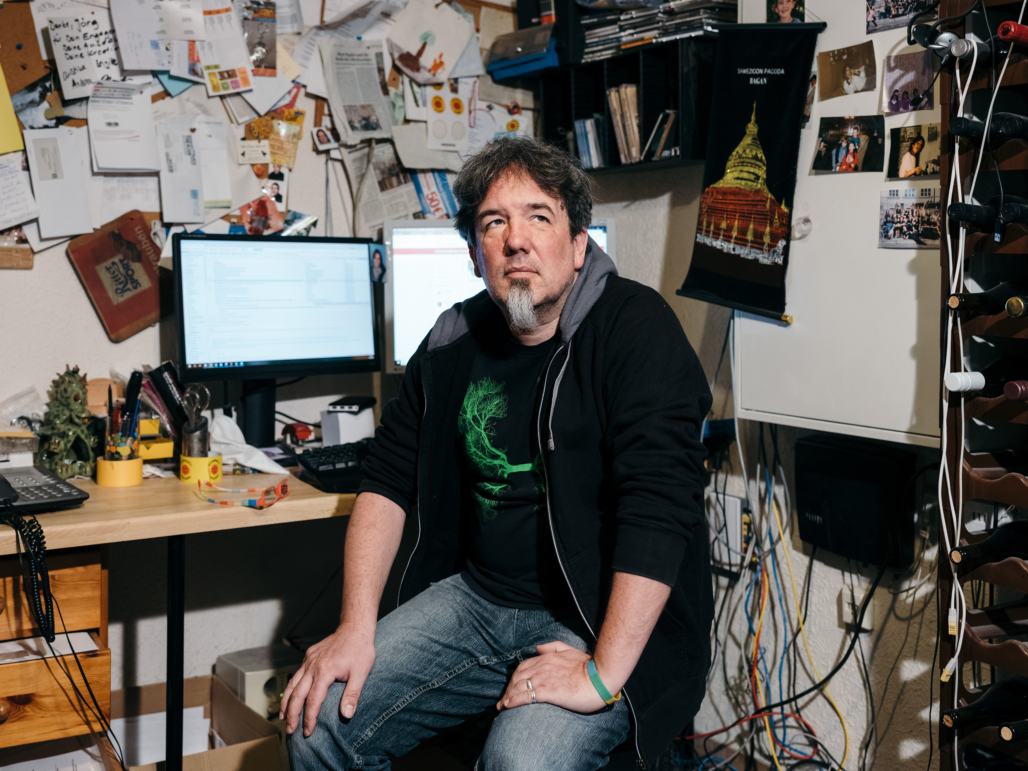La cuenta de Twitter de Jörg Rupp, trabajador social y activista político en Alemania, fue vetada por una publicación considerada ofensiva que él asegura era satírica. (Felix Schmitt/The New York Times)