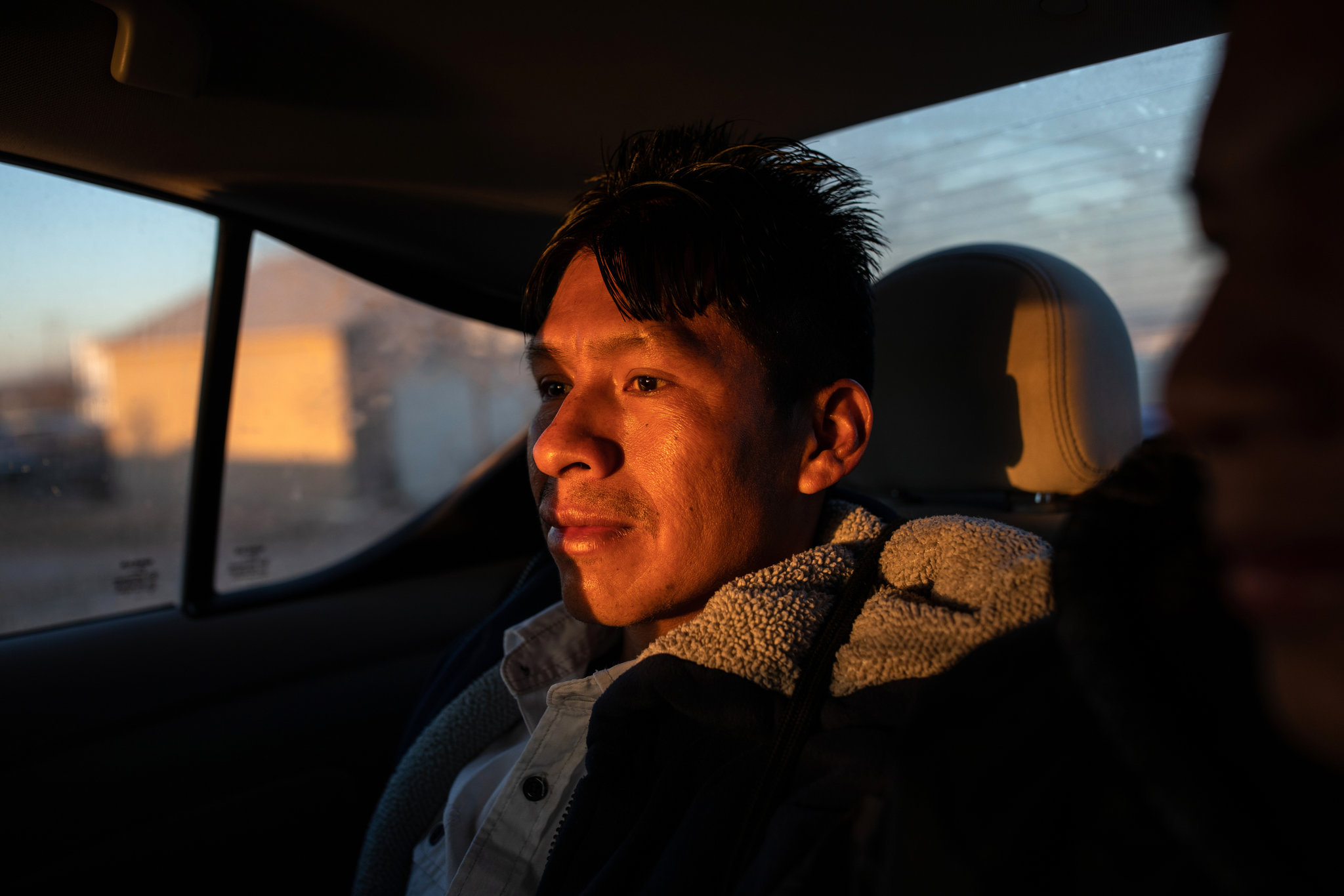 Rigoberto Pablo se dirige al Centro de Procesamiento de El Paso, en Texas, en marzo de 2019. (Tamir Kalifa para The New York Times)