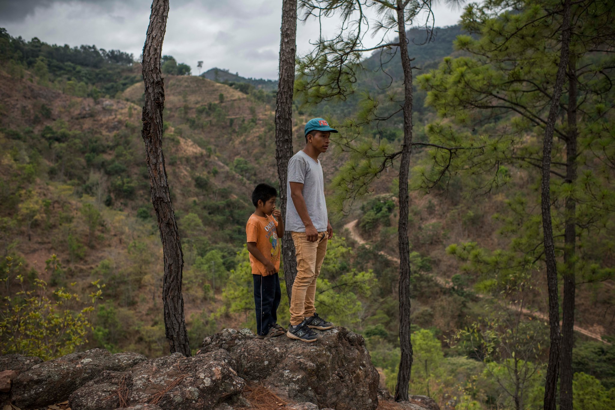 Valdomero Pablo (derecha), en las montañas cercanas a su pueblo ( Daniele Volpe para The New York Times)