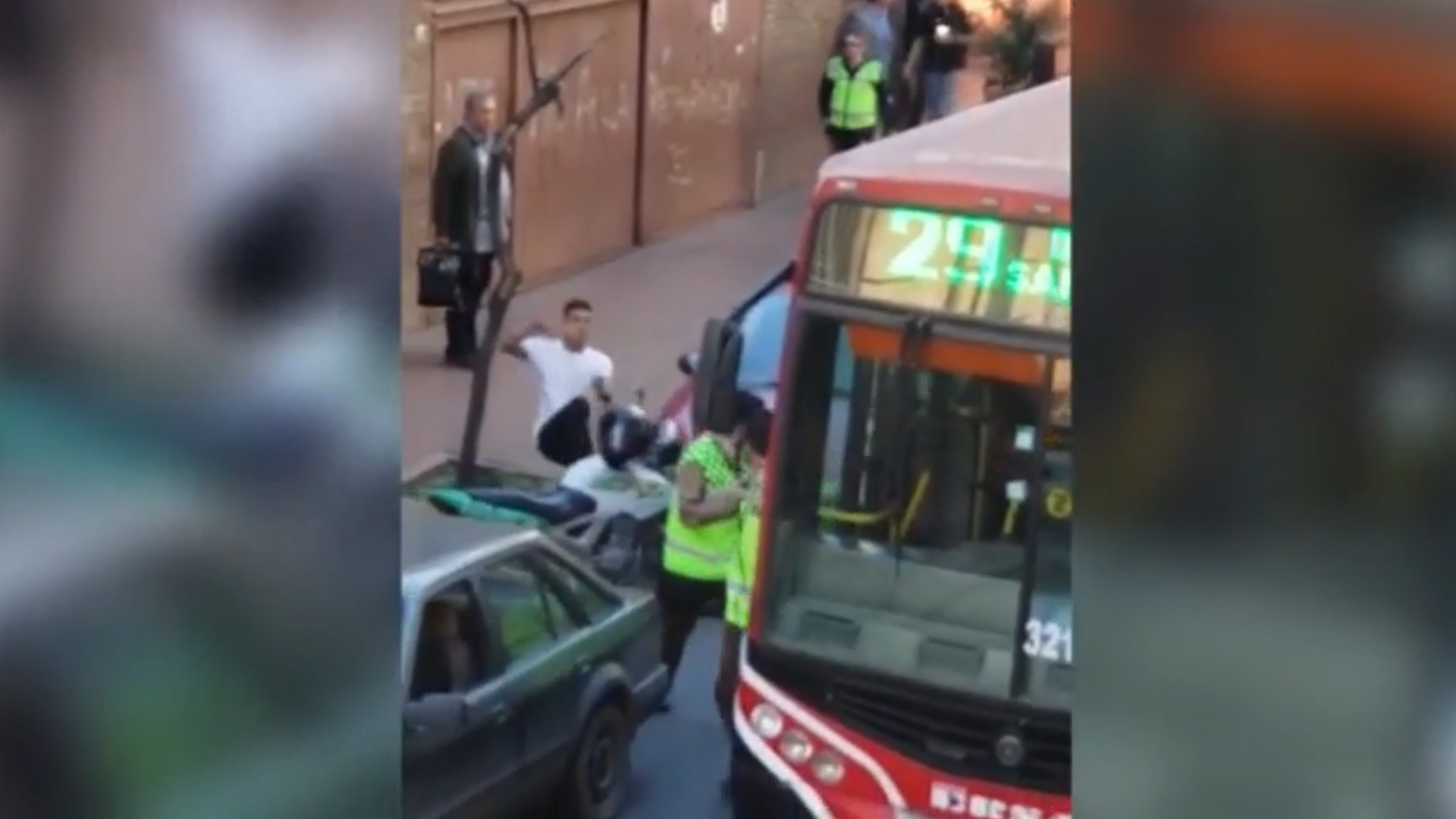 La patada a la moto municipal que desató la pelea entre inspectores y ciudadanos