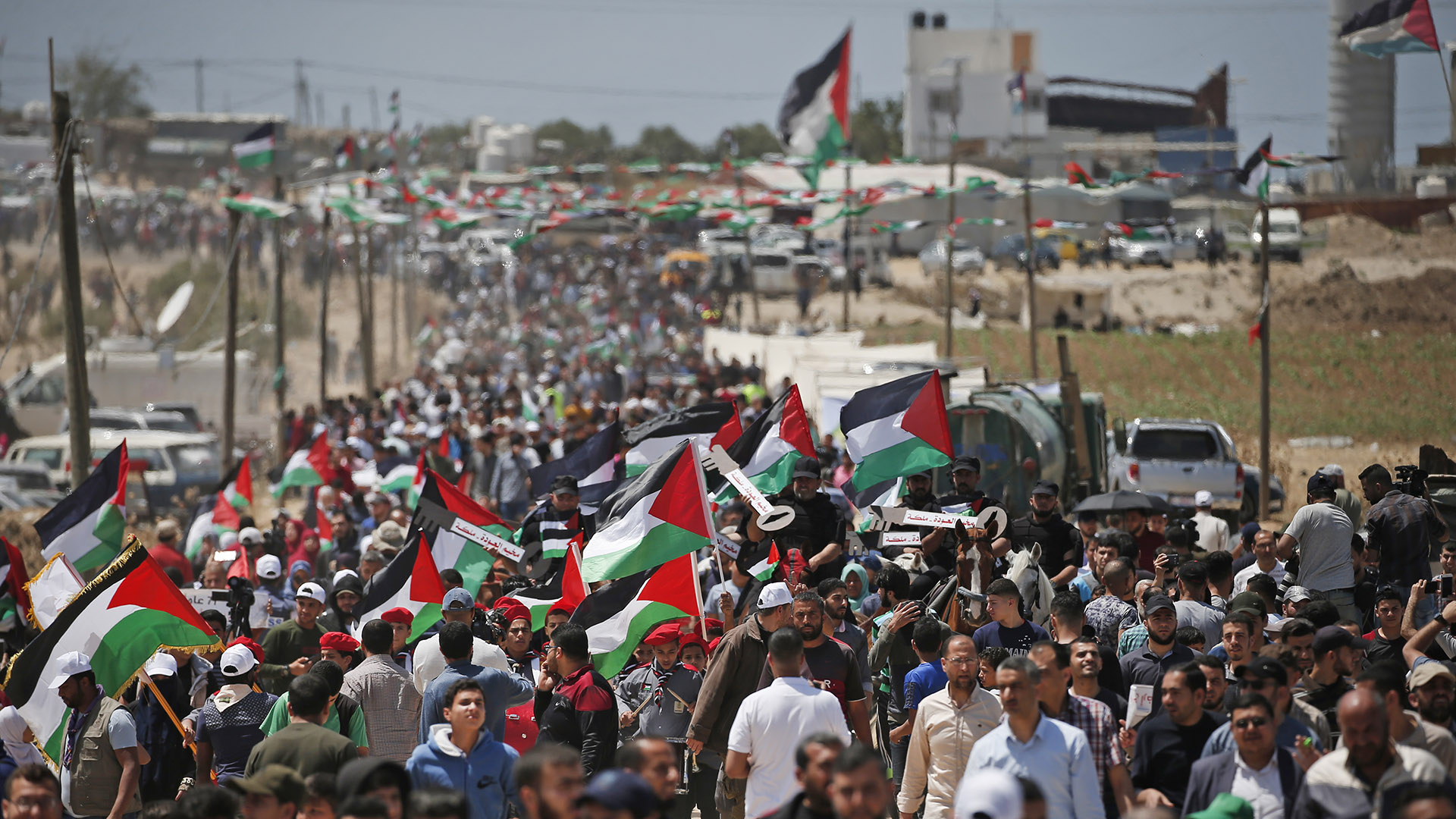 Manifestantes palestinos se reúnen al este de la ciudad de Gaza en la Franja de Gaza el 15 de mayo de 2019, durante una protesta por el 71º aniversario de la Nakba, también conocido como el Día de la Catástrofe en 1948. ( MAHMUD HAMS / AFP)