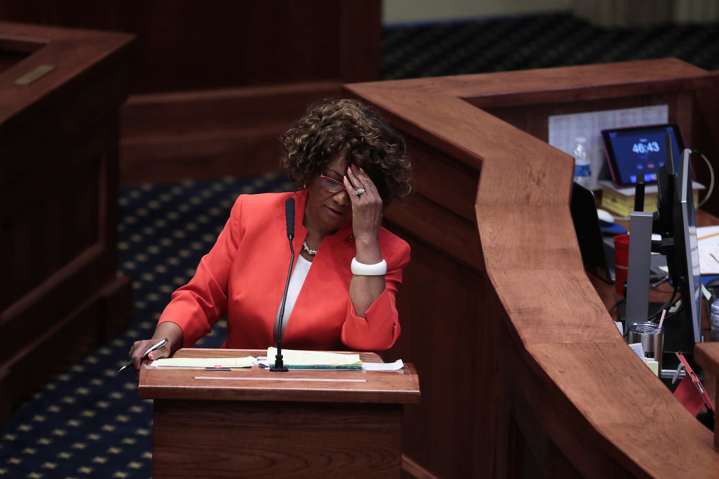 La demócrata Linda Coleman-Madison expresa su pesar en su intervención (Reuters)