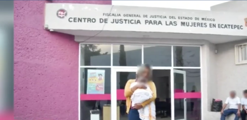 La pequeña fue rescatada cuando una policía vestida de civil intervino cuando la madre la golpeaba después de cambiarle el pañal en un parque público Foto: Especial
