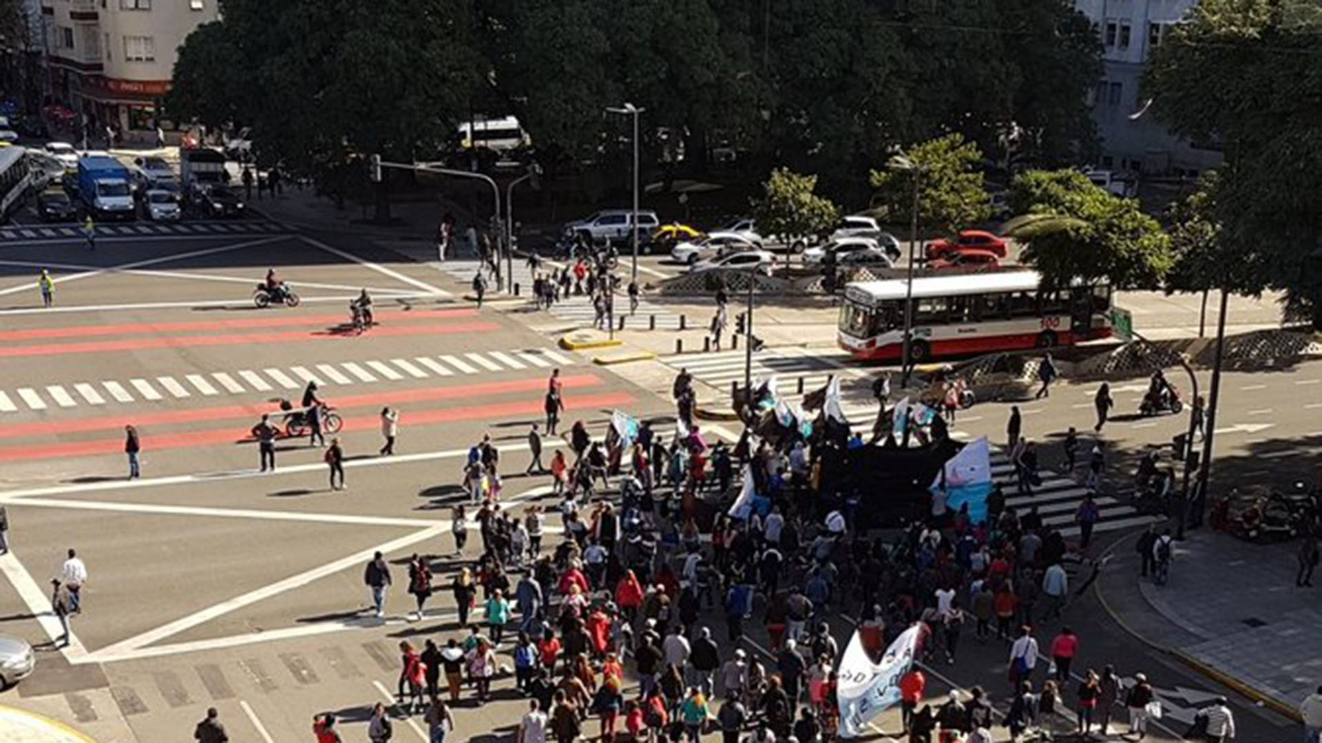La marcha avanza hacia el Ministerio de Desarrollo (Foto: @marcelor362)