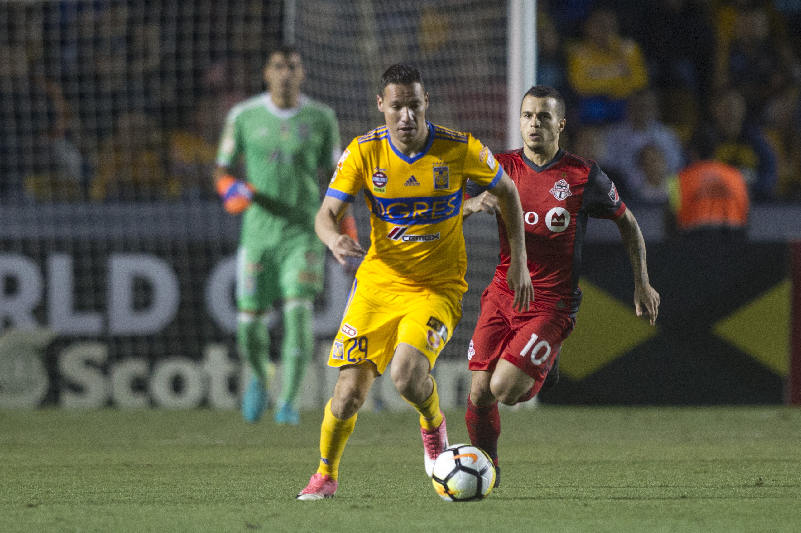 El mediocampista Dueñas no soporta a Gignac, de acuerdo con medios locales (Foto: Cuartoscuro)