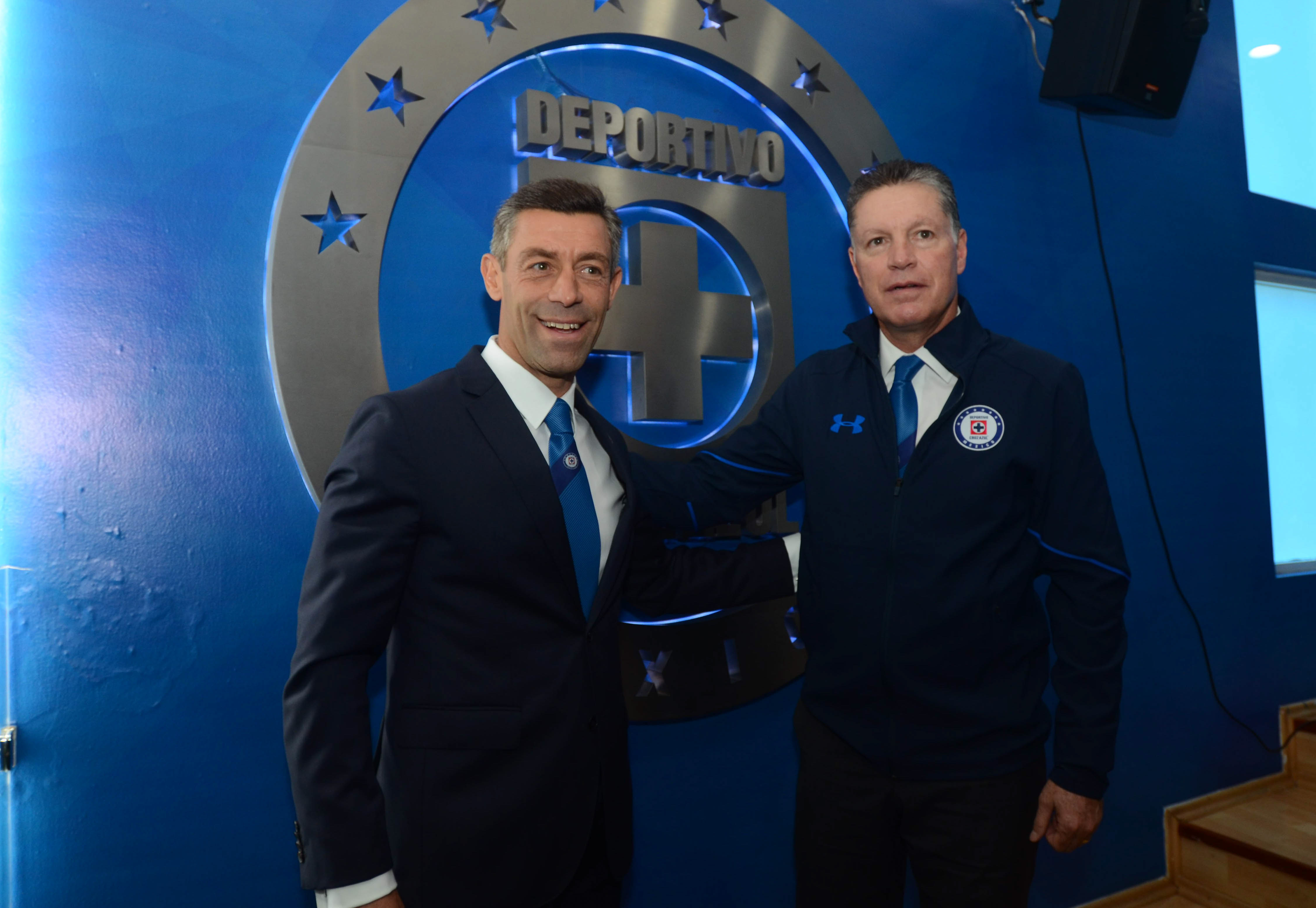Ricardo Peláez (derecha) posa con Pedro Caixinha al ser presentado en Cruz Azul en 2018 (Foto: Armando Monroy/ Cuartoscuro)