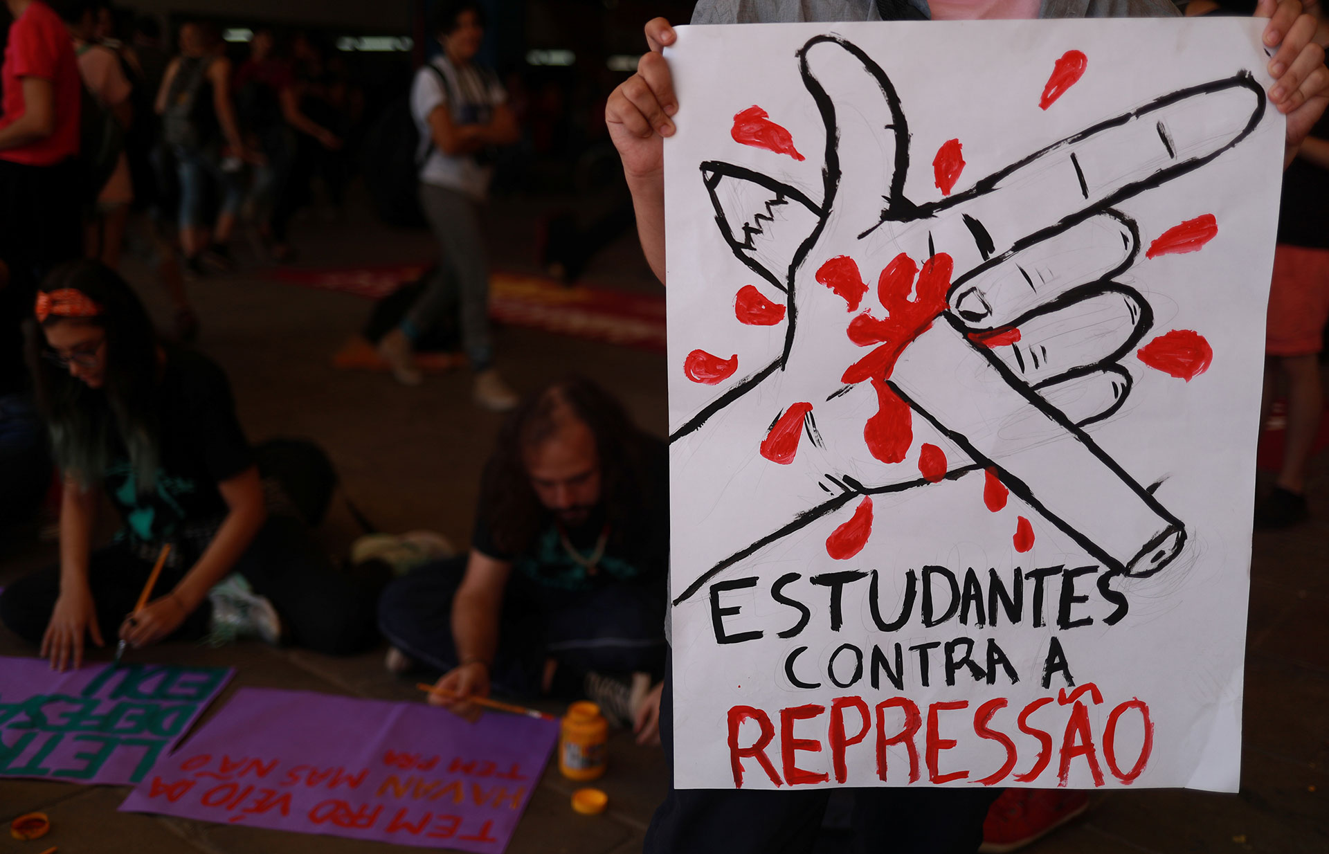 “Estudiantes contra la represión”, dice una de las pancartas de la manifestación (Reuters)