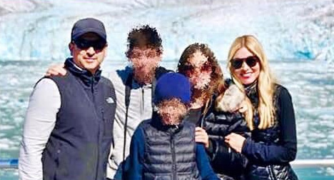 Alejandro Gómez en un viaje a Alaska con su familia (Foto: Especial)
