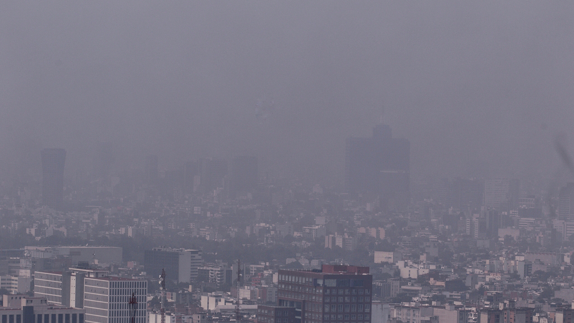 Continúan los altos niveles de contaminación en la Ciudad. Autoridades analizan mantener la Contingencia Ambiental y piden que la población tome precauciones (Foto: Cuartoscuro)