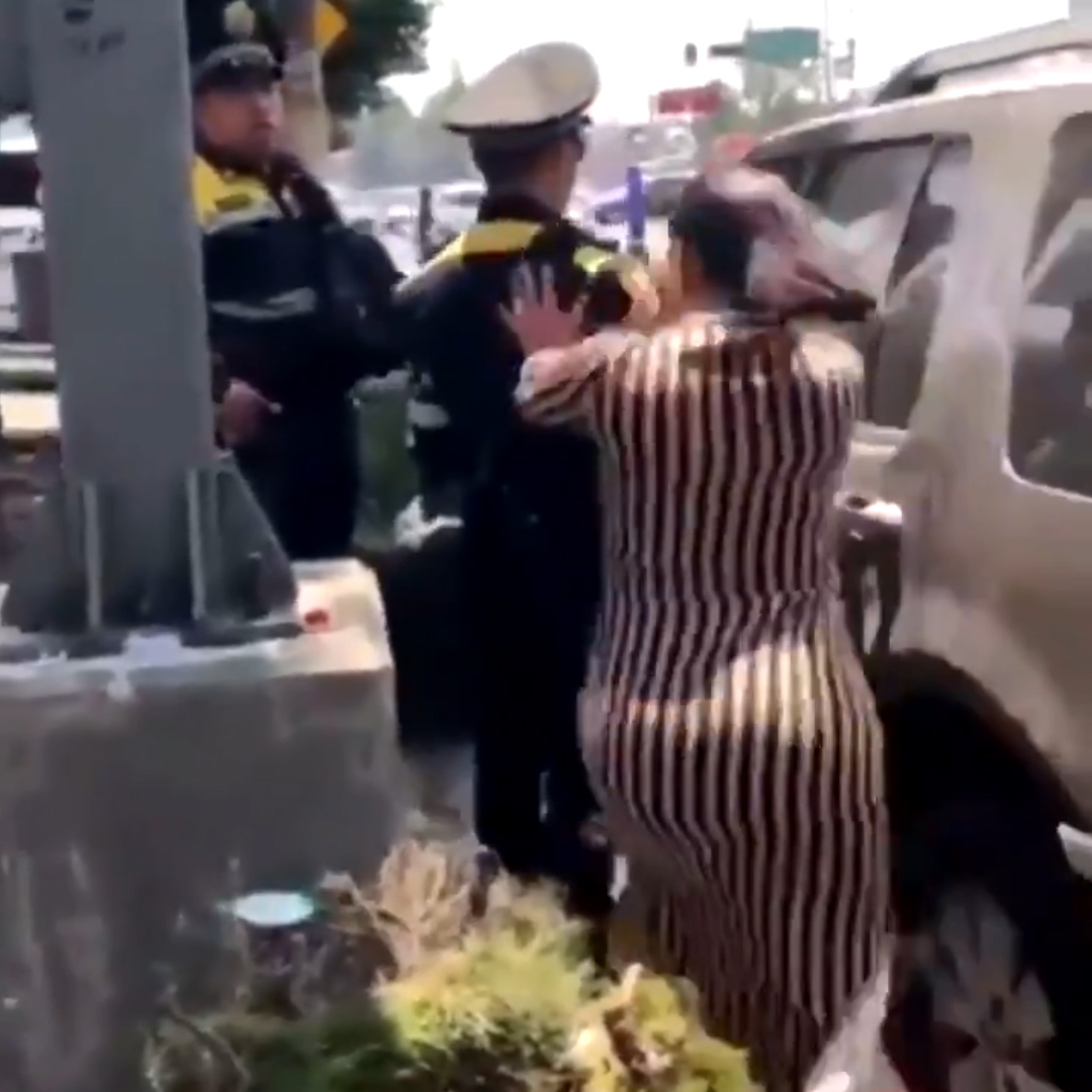 La primera en agredir fue una mujer a la que se observa empujar por la espalda a uno de los policías