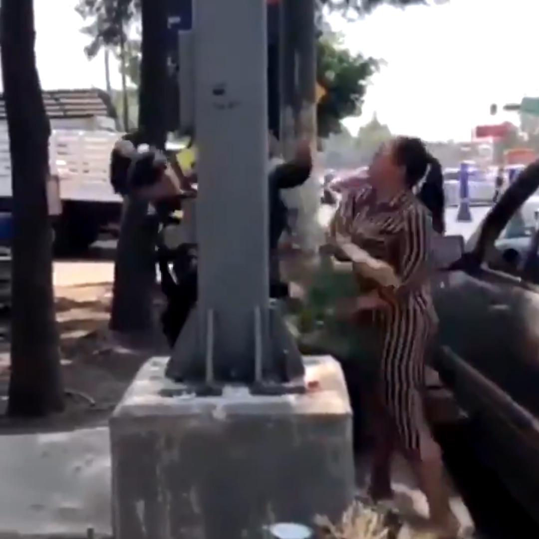 Después intentó abofetear al mismo uniformado