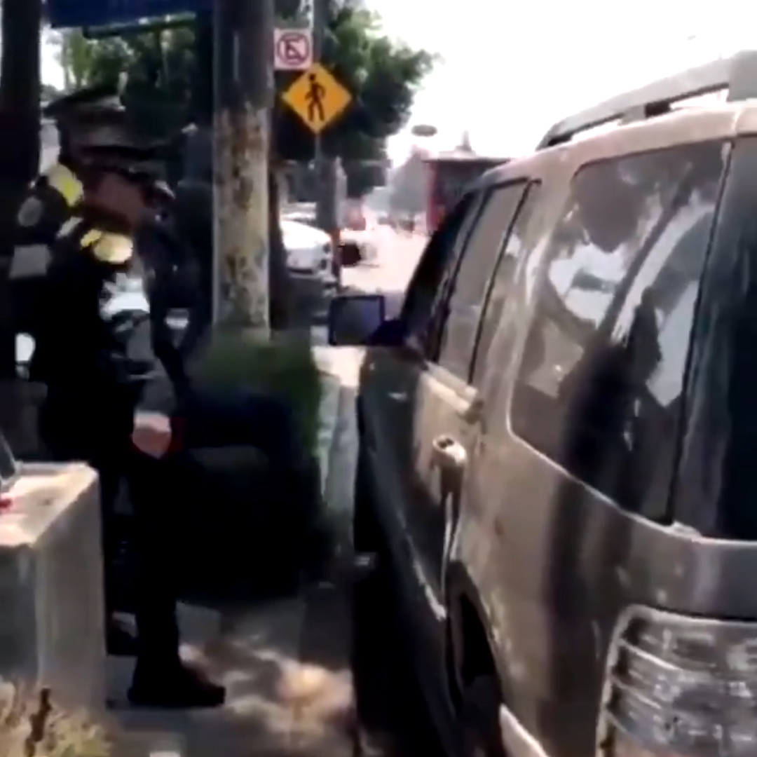 El auto se marcha no sin antes haber dejado estas imágenes que se hicieron virales