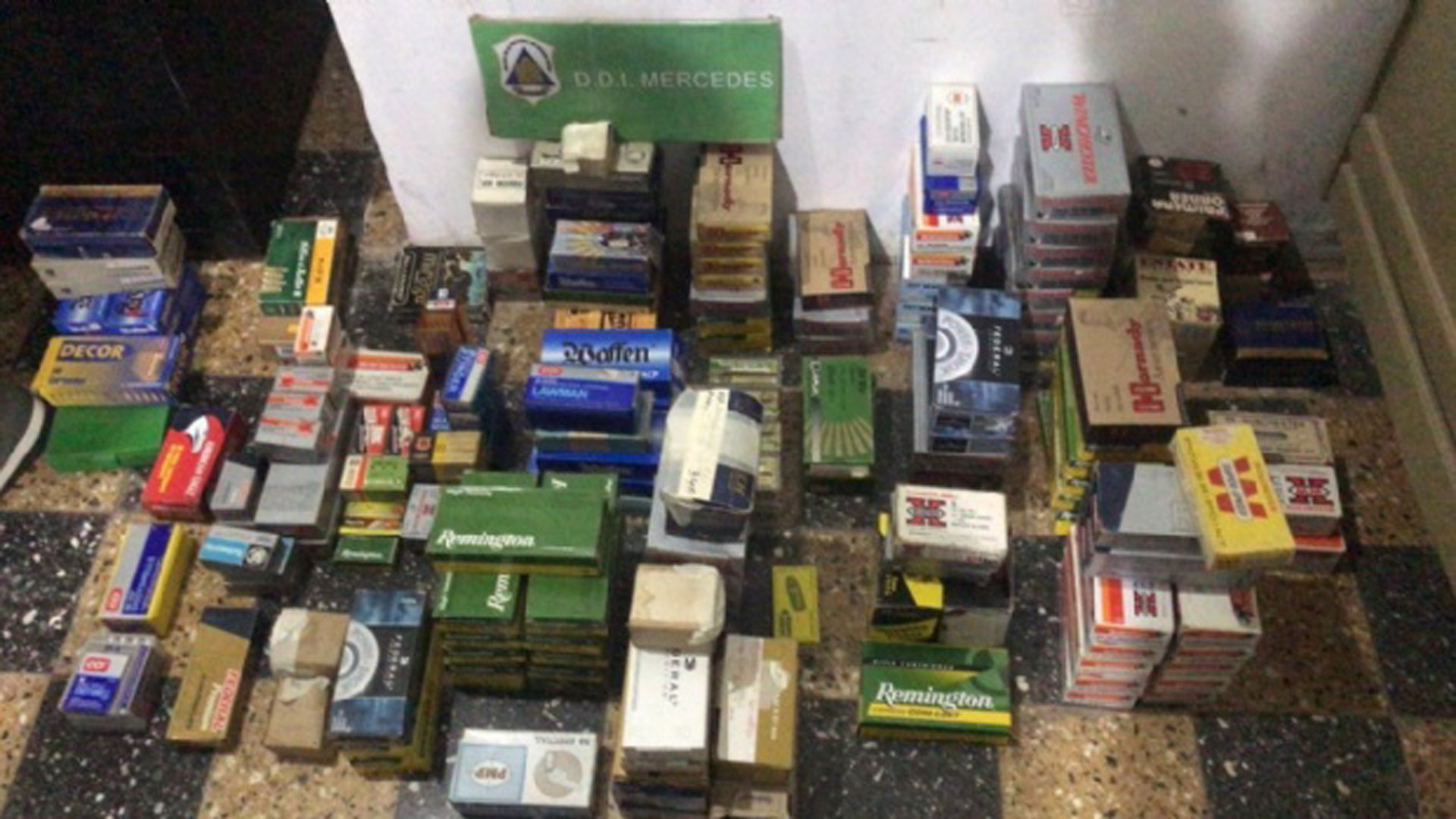 Parte del arsenal hallado en los allanamientos en Chivilcioy