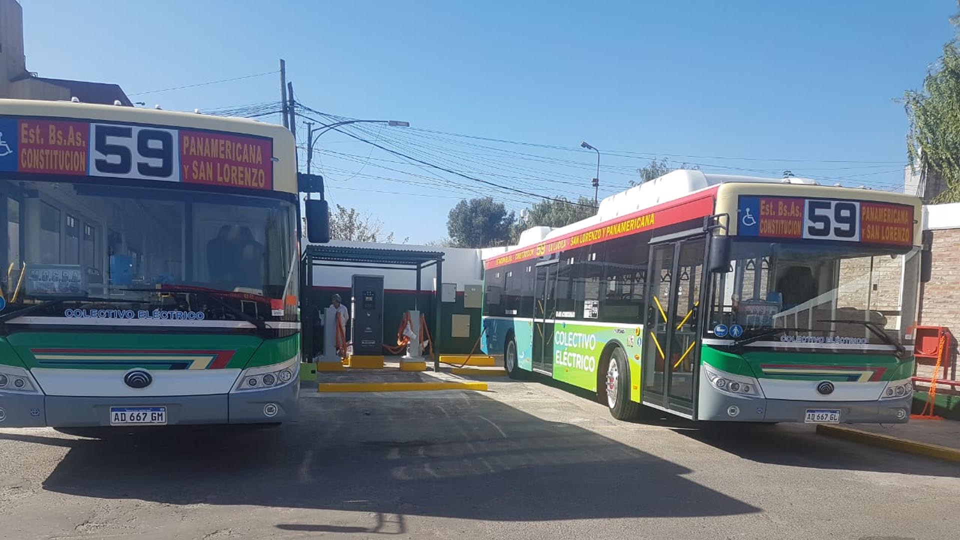 Colectivos eléctricos en la estación de carga