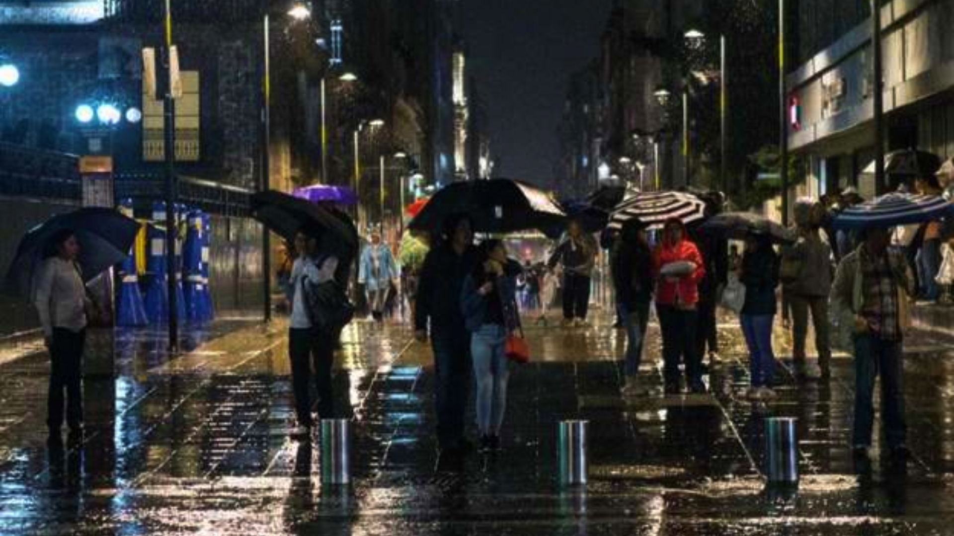 La capital del país sufrió con la contaminación y una fuerte tormenta (Foto: Cuartoscuro)