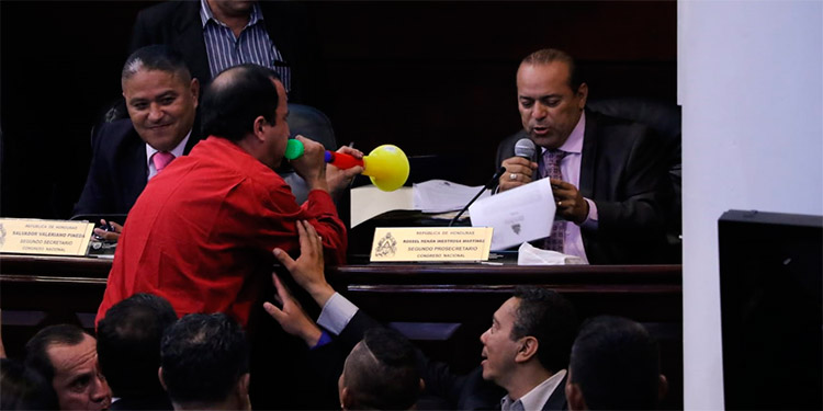 Un diputado molesta con una vuvuzela a un colega durante una intervención (Foto: Gentileza La Tribuna)