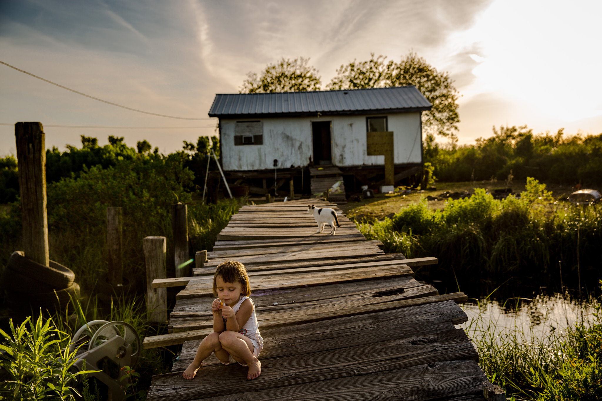 Amiya Brunet en el puente que conduce a su hogar en la isla de Jean Charles, en Luisiana (Josh Haner/The New York Time)