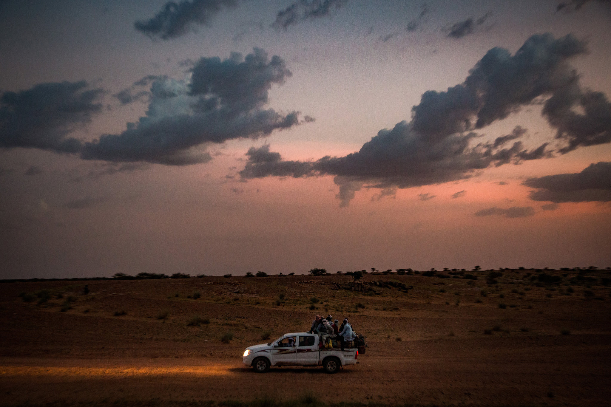 Los caminos desérticos afuera de Agadez, Níger, donde decenas de migrantes parten hacia Libia cada semana. Los lunes, el día más popular de la semana para viajar, muchos camiones comienzan el recorrido. Agosto de 2016. (Josh Haner/The New York Time)