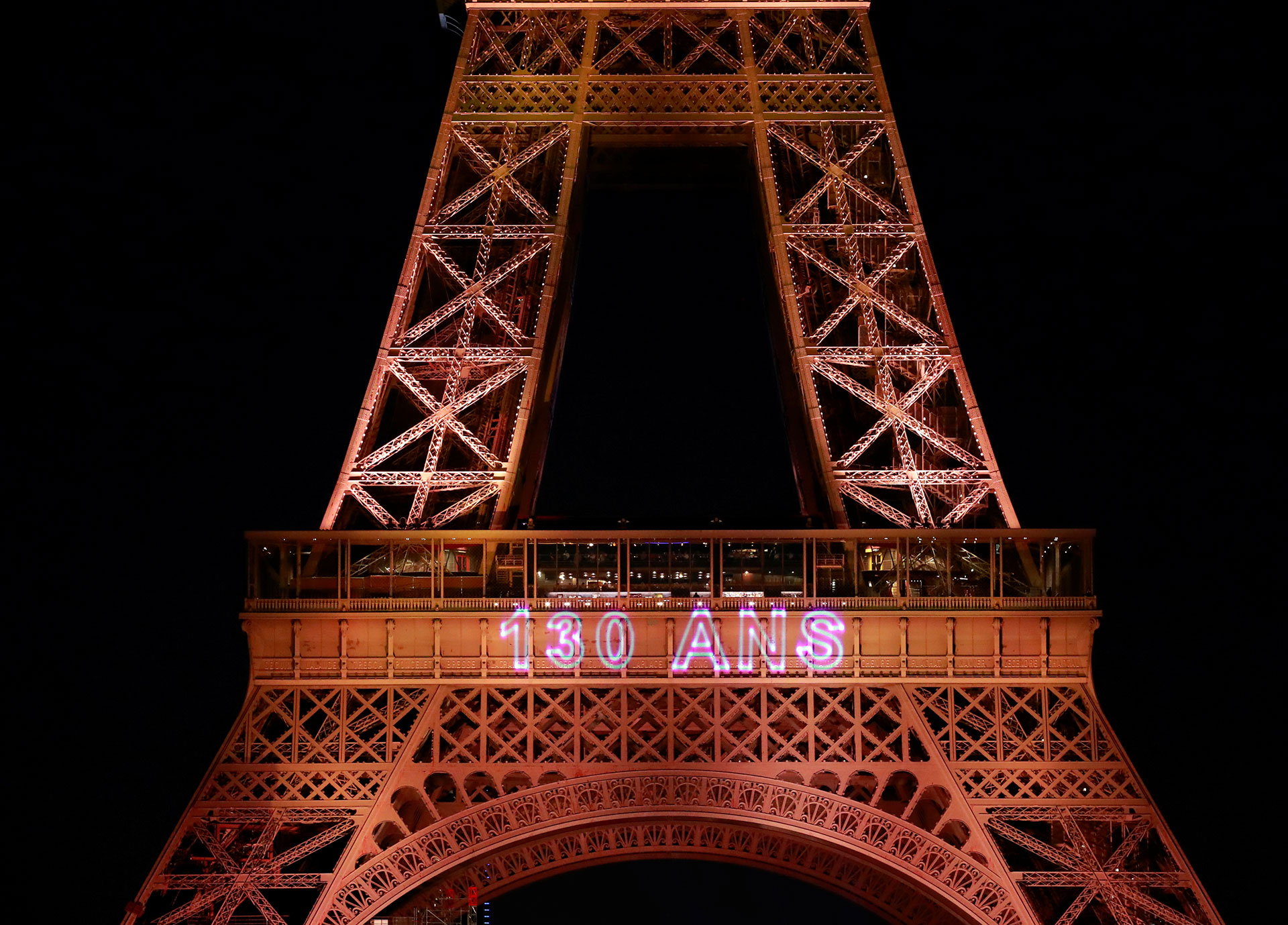 Miles de parisinos celebraron el aniversario 130 de la construcción de la Torre Eiffel