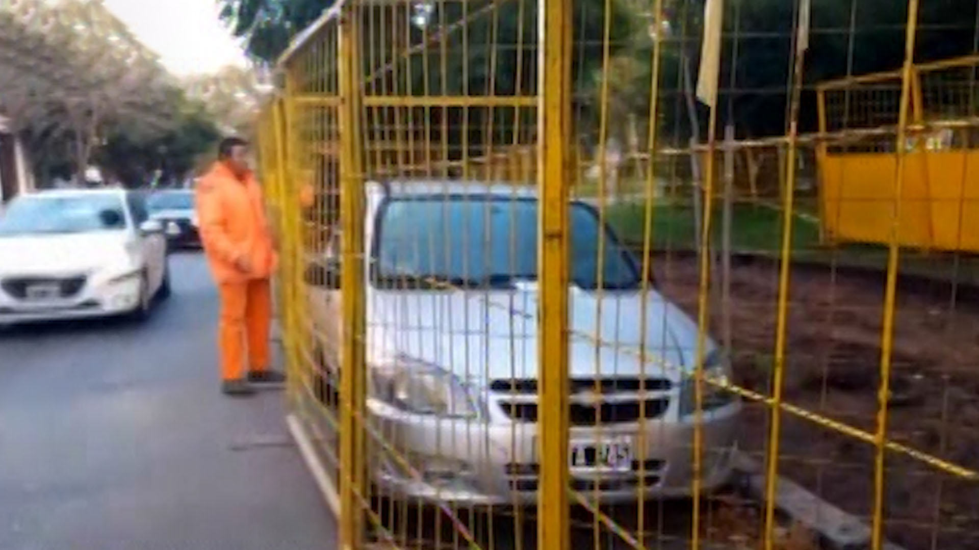 Nadie reclama el vehículo y tampoco la grúa lo removió