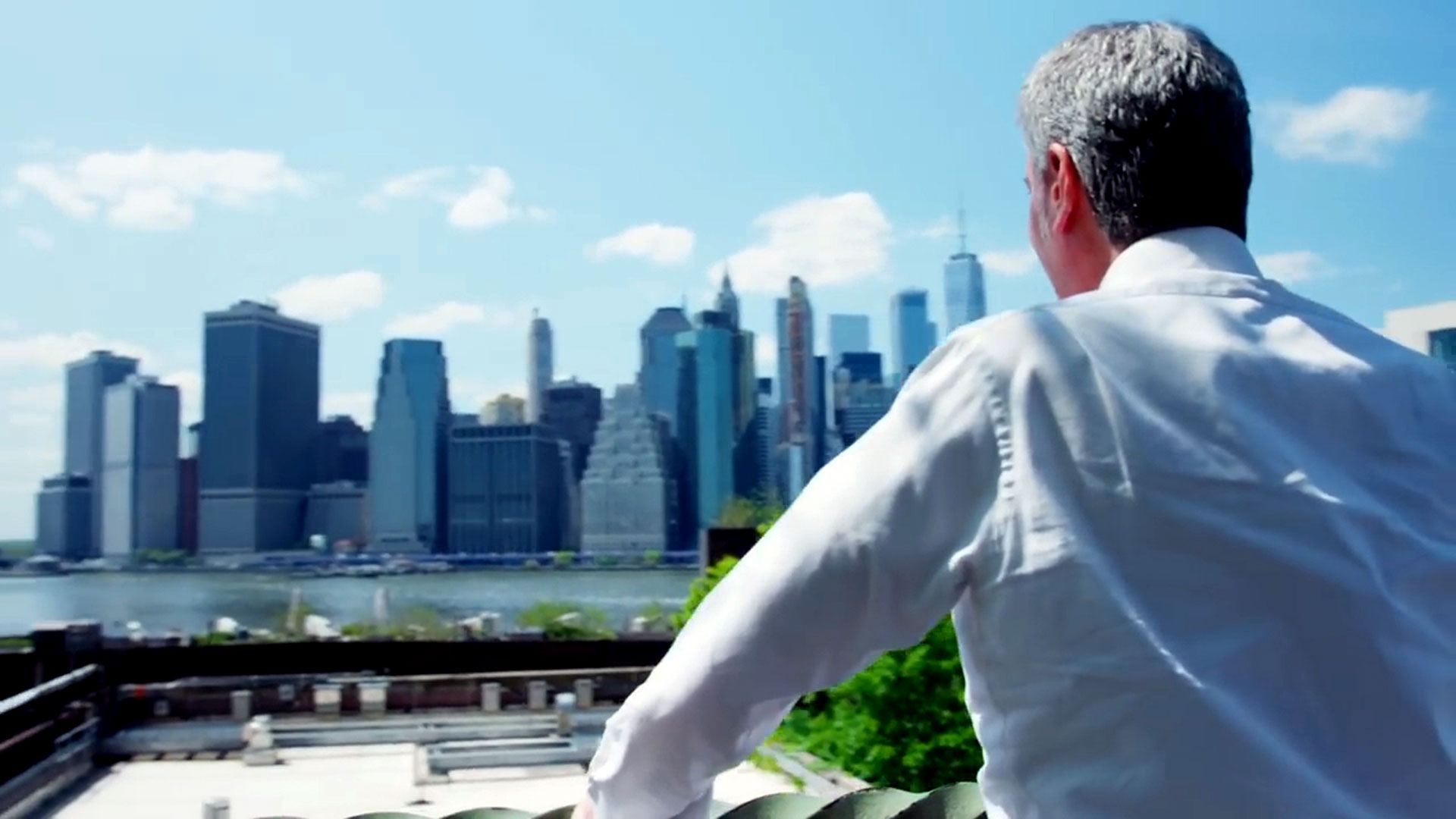 El precandidato a presidente se mostró con Manhattan de fondo