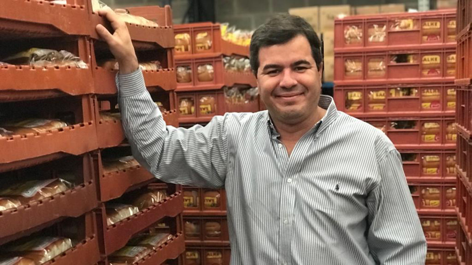 En emprendedor en su actual planta de panificados