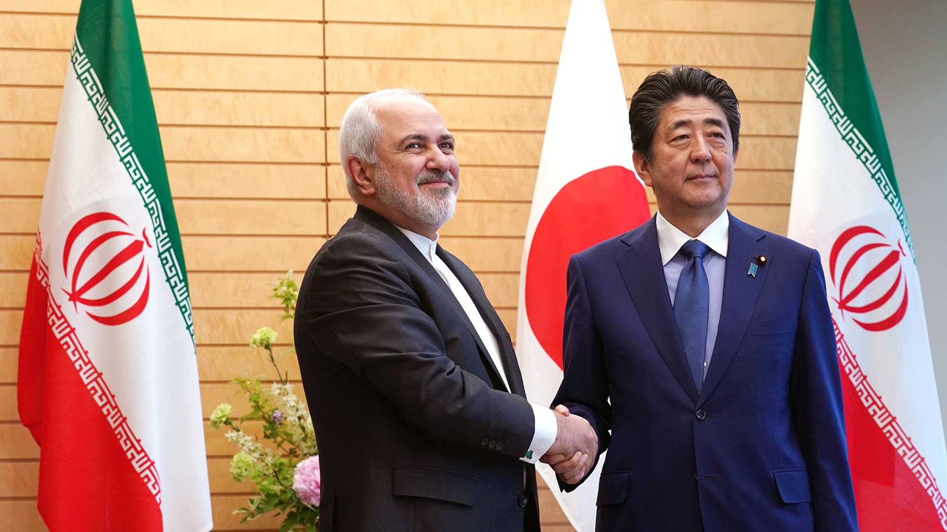 El canciller iraní Mohammad Javad Zarif junto al primer ministro de Japón, Shinzo Abre (Reuters)