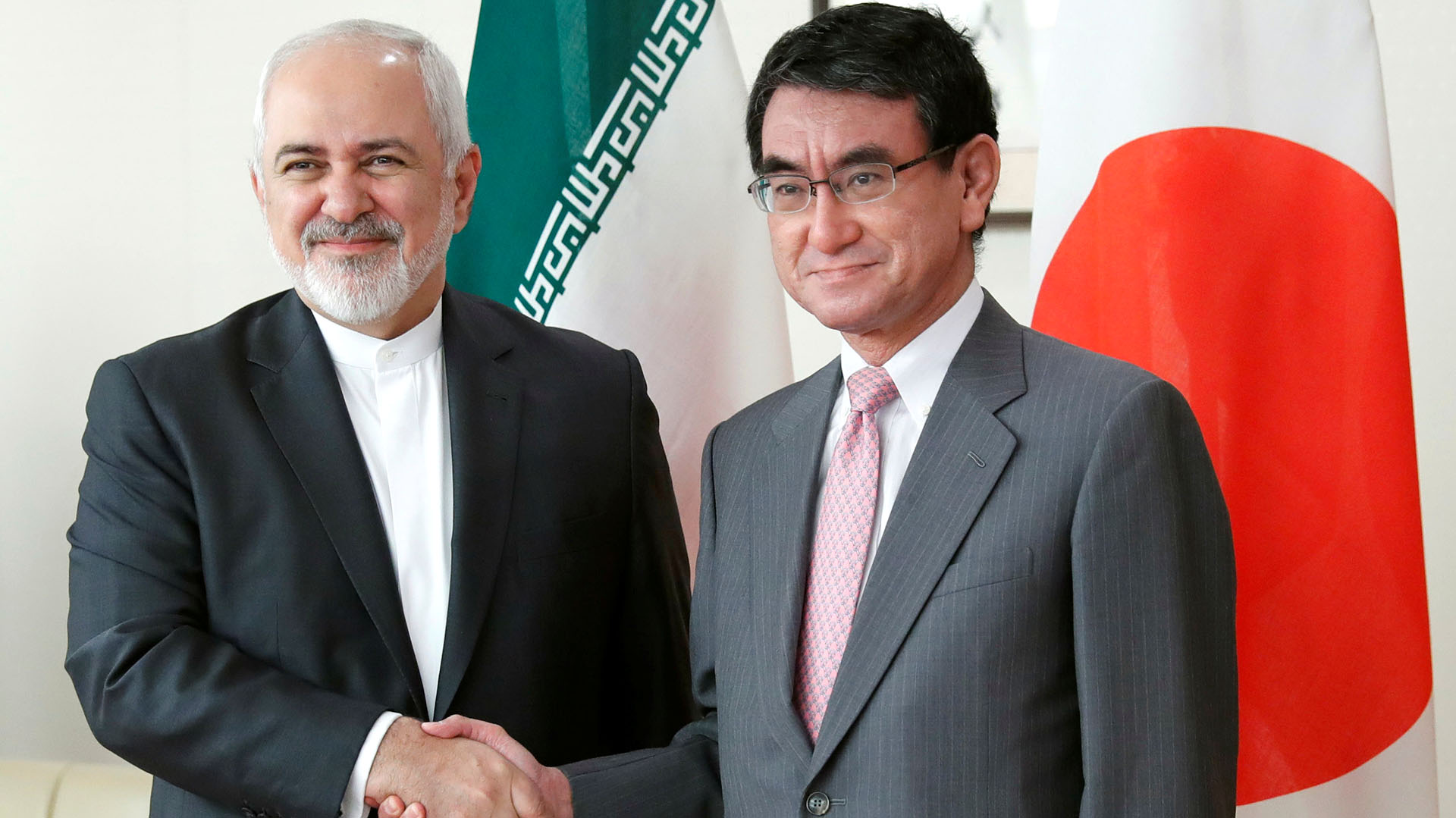 Zarif junto a su par japonés, el ministro de Exteriores Taro Kono in Tokyo (REUTERS/Kim Kyung-Hoon)