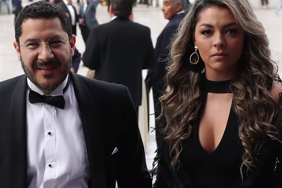 El presidente del Senado, Martí Batres asistió a la ópera junto con su esposa Daniela Cordero Arenas (Foto: Especial)