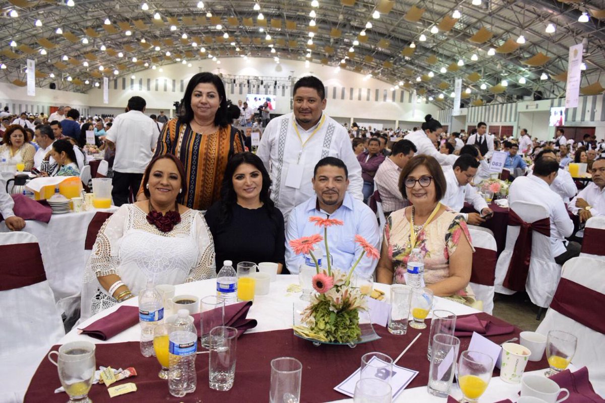 Los gobiernos de Veracruz y Guerrrero festejaron a los maestros con la rifa de cuatro automóviles (Foto: Twitter @DipAdrianaEMtz)