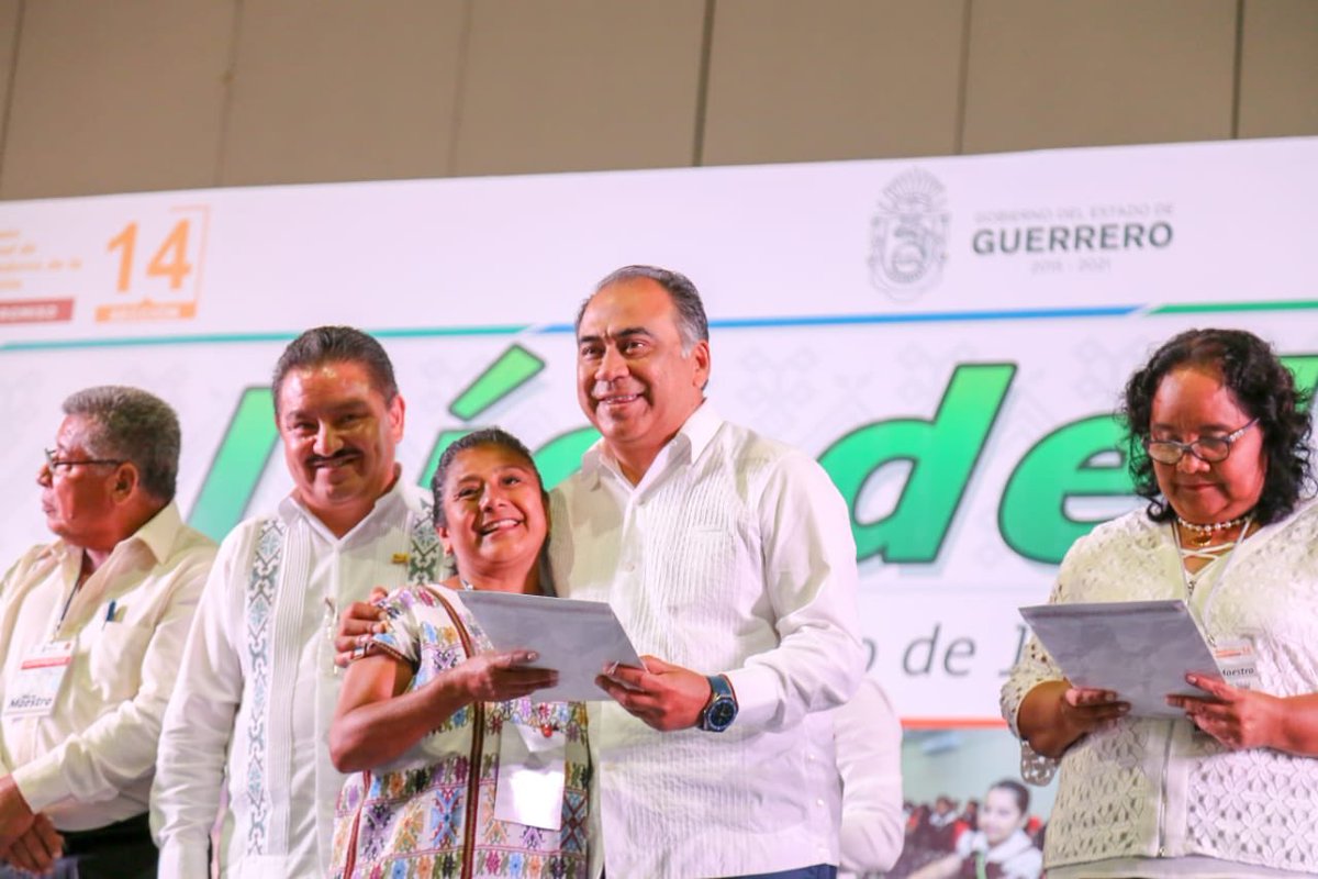 Al menos mil 138 docentes de Guerrero recibieron estímulos y reconocimientos por el Día del Maestro. Aquí el gobernador de la entidad, Héctor Astudillo (Foto:Twitter @HectorAstudillo)