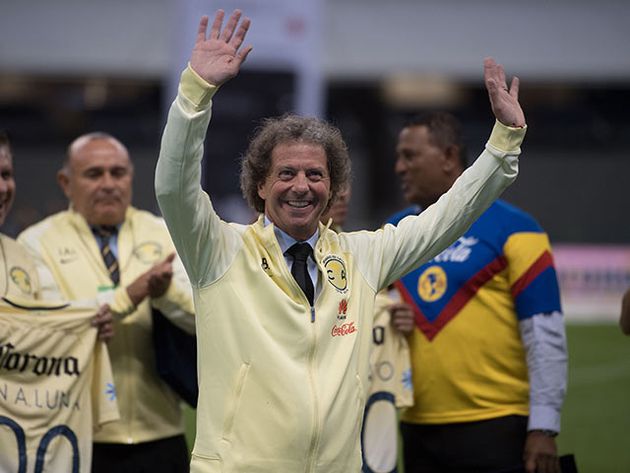Brailovsky, ahora comentarista, homenajeado en el centenario del club América (Foto: Liga MX)